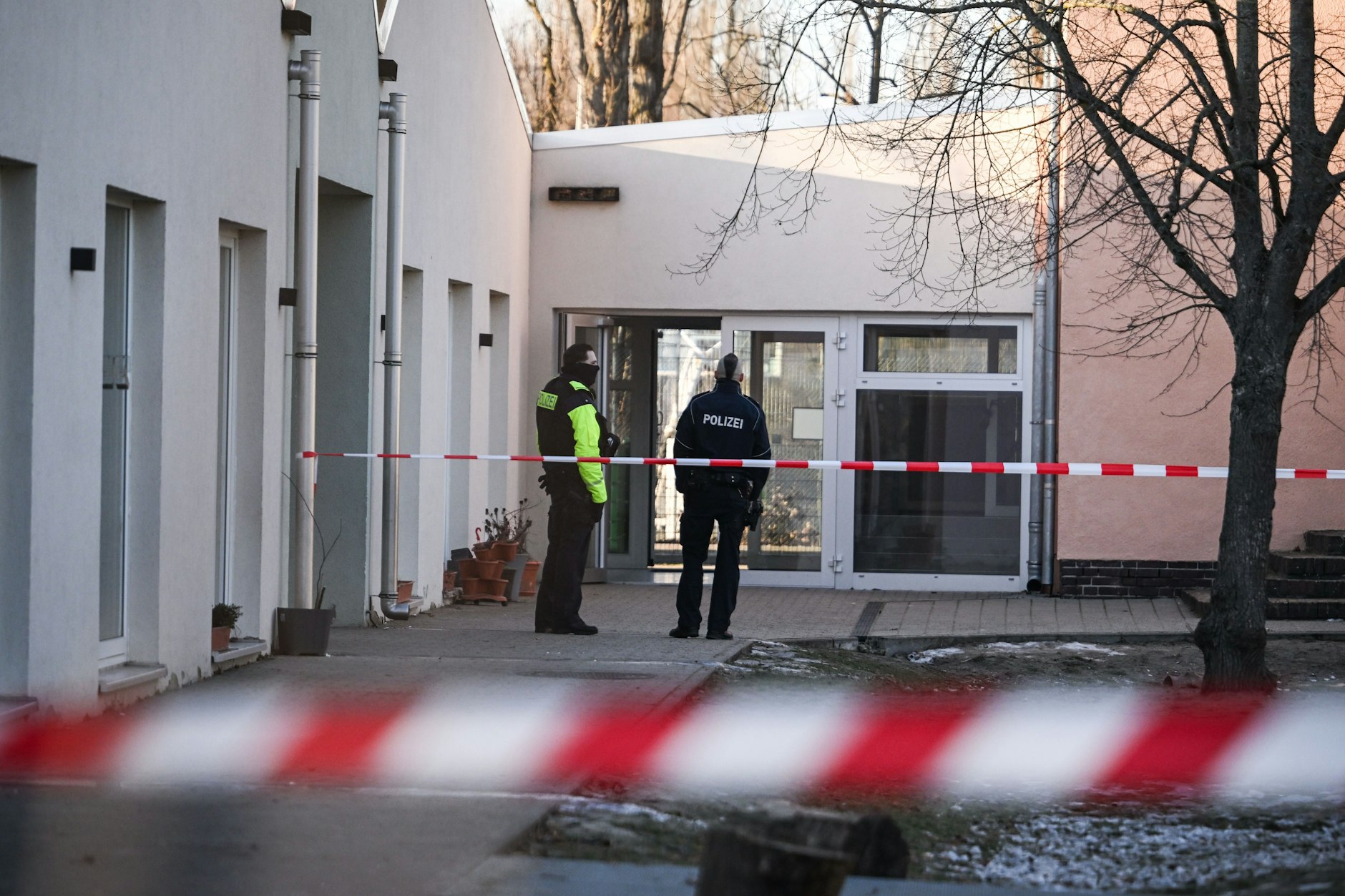Polizisten am Unglücksort. Eine Terrassentür erschlug einen fünfjährigen Jungen.