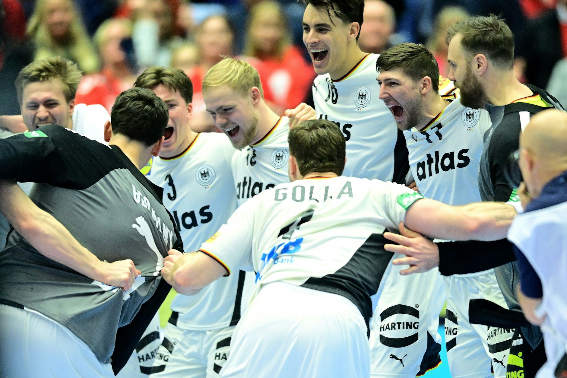 Deutschlands Handballer jubeln nach dem Sieg. 