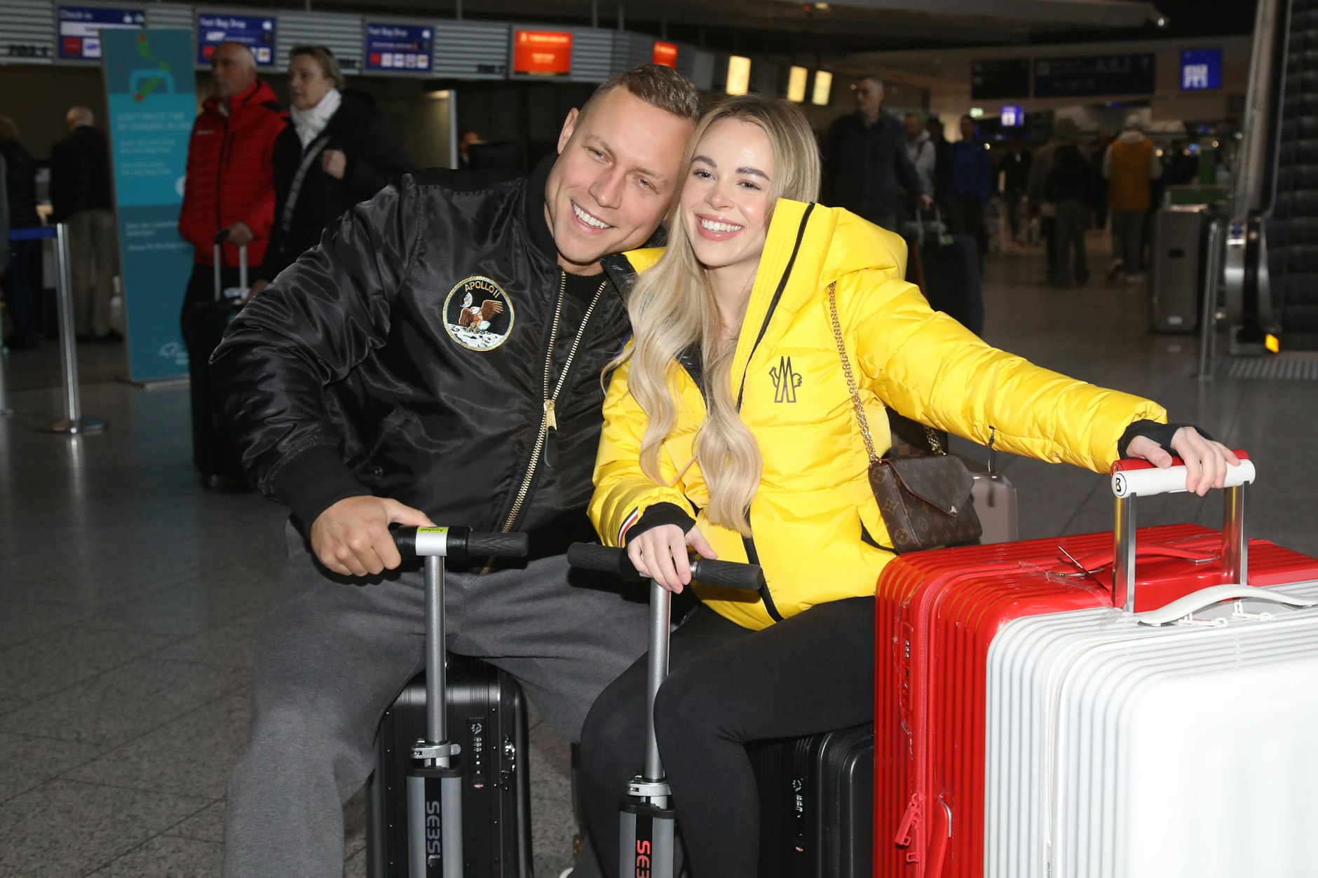 Patrick Romer mit Freundin Annelie Henze bei der Abreise der Dschungelcamp-Kandidaten.