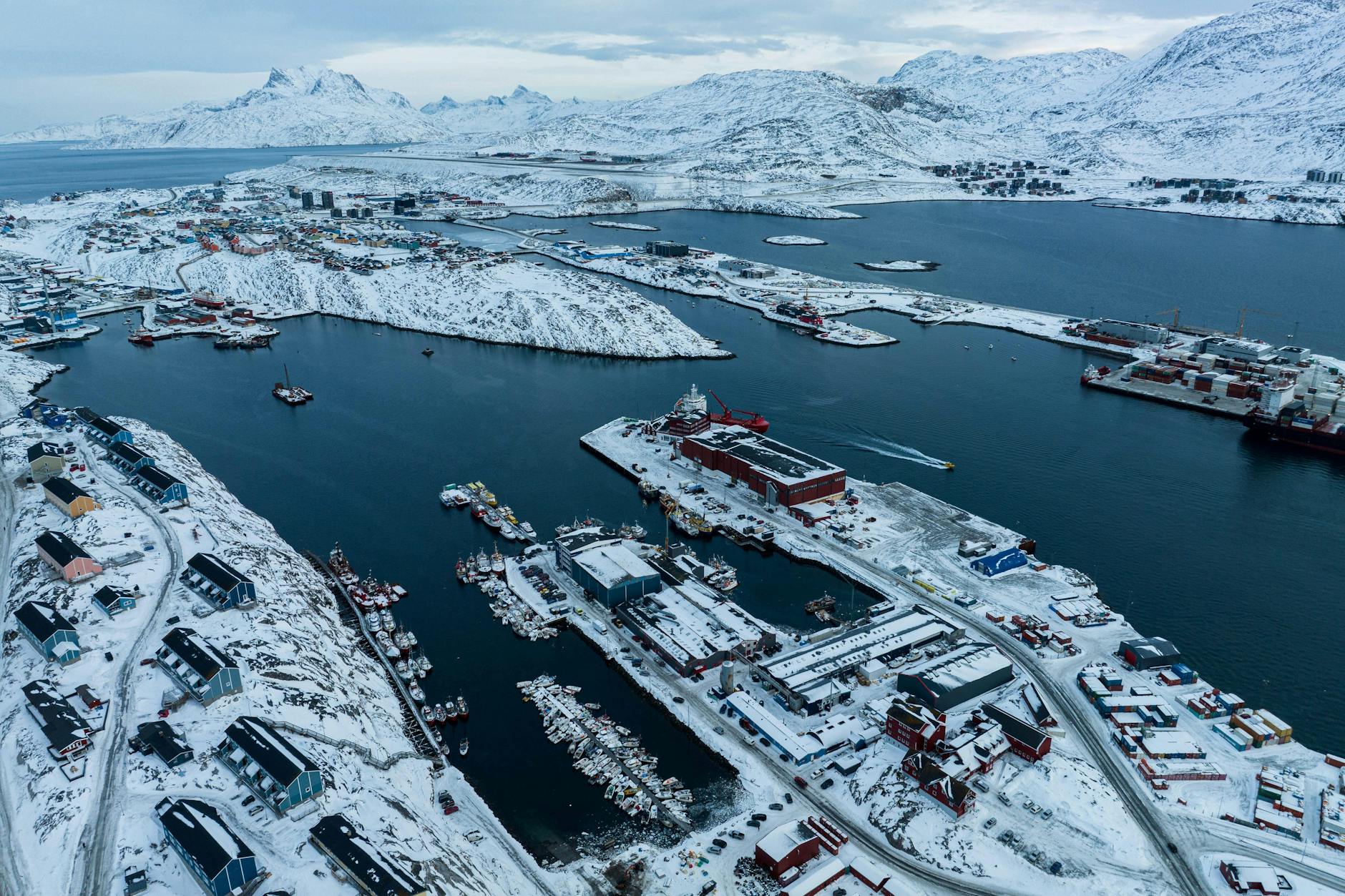 Boote liegen im Hafen von Grönlands Hauptstadt Nuuk.