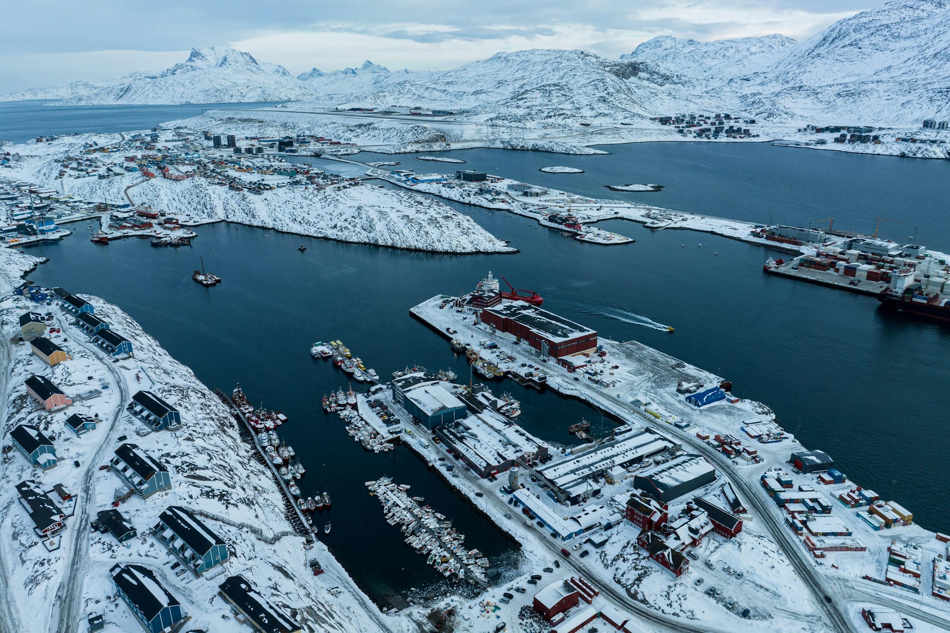 Boote liegen im Hafen von Grönlands Hauptstadt Nuuk.