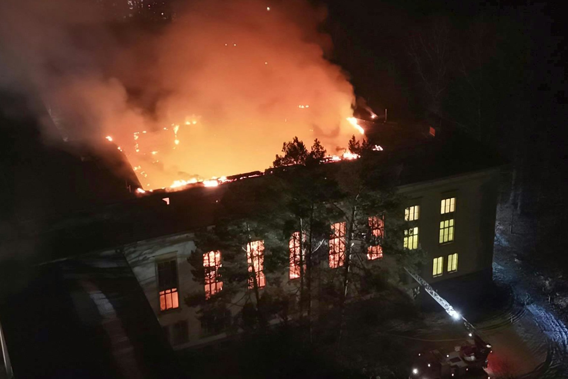 Am Mittwoch gegen 21 Uhr wurde die Feuerwehr zum Bogensee-Areal in Wandlitz alarmiert. Das Hauptgebäude steht in Flammen.