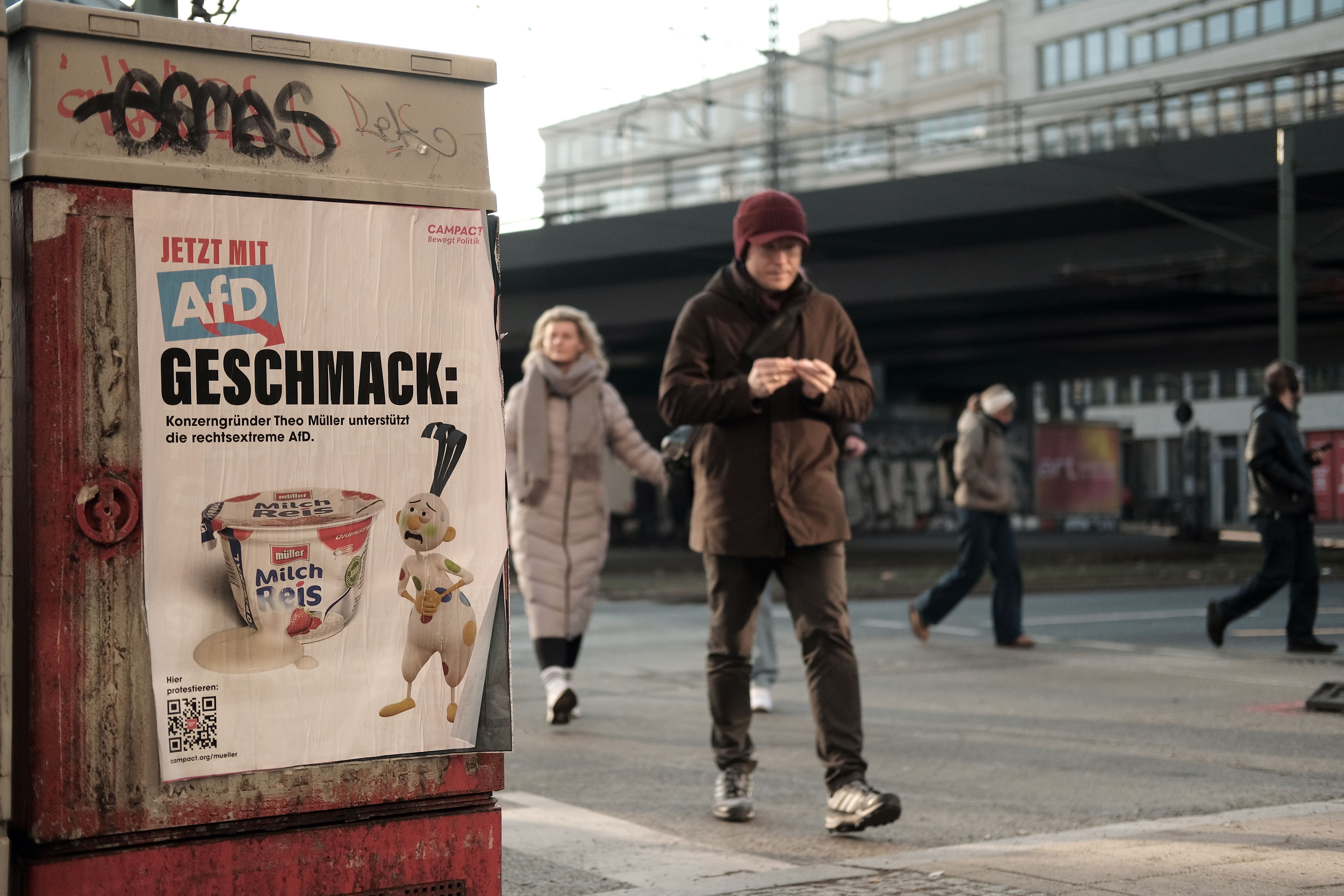 Campact mobilisiert in Berlin mit Plakaten gegen Müllermilch: Vorwurf der AfD-Nähe bleibt unscharf