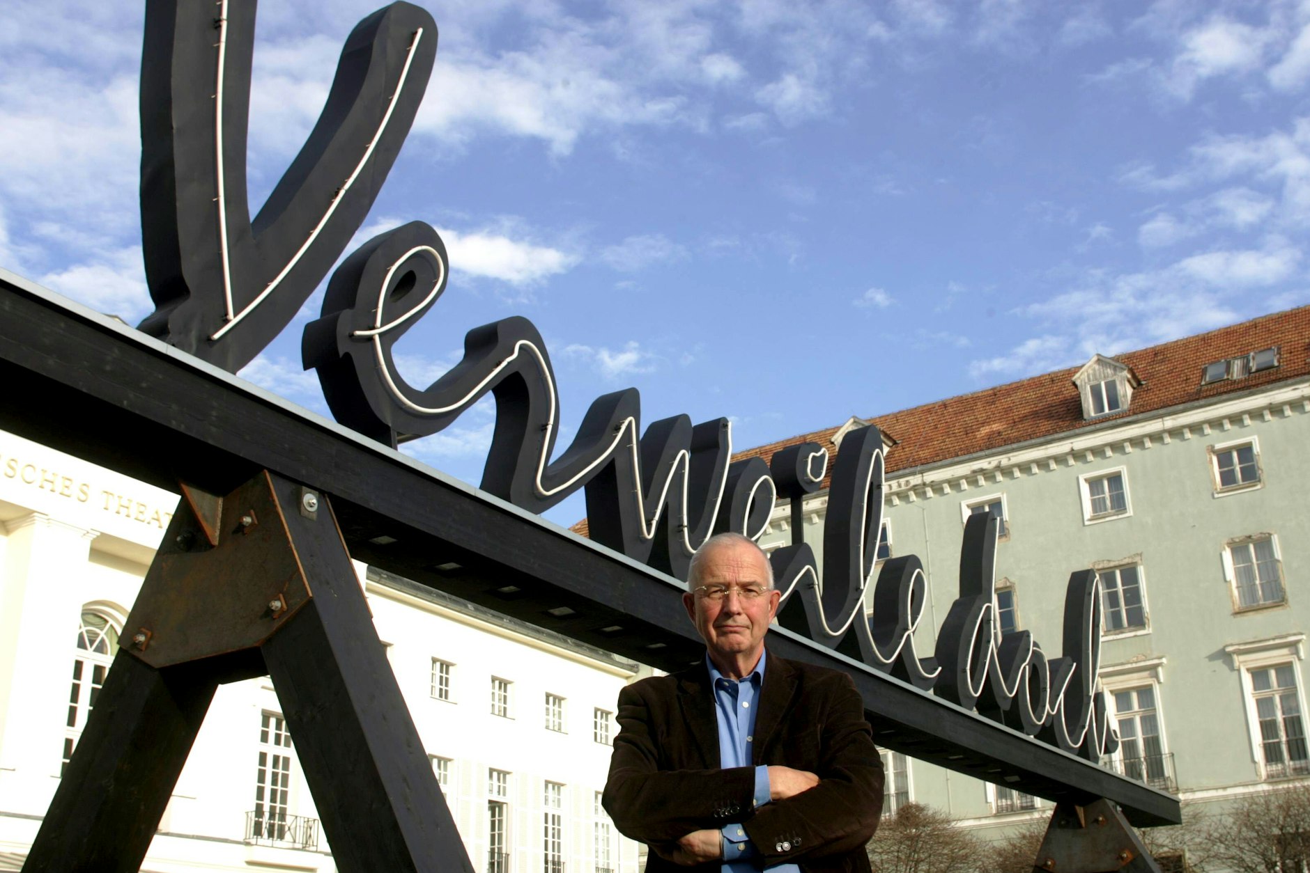 Bernd Wilms (1940–2026) vor dem Deutschen Theater. Die Inschrift wurde 2008 nach seiner Amtszeit entfernt.