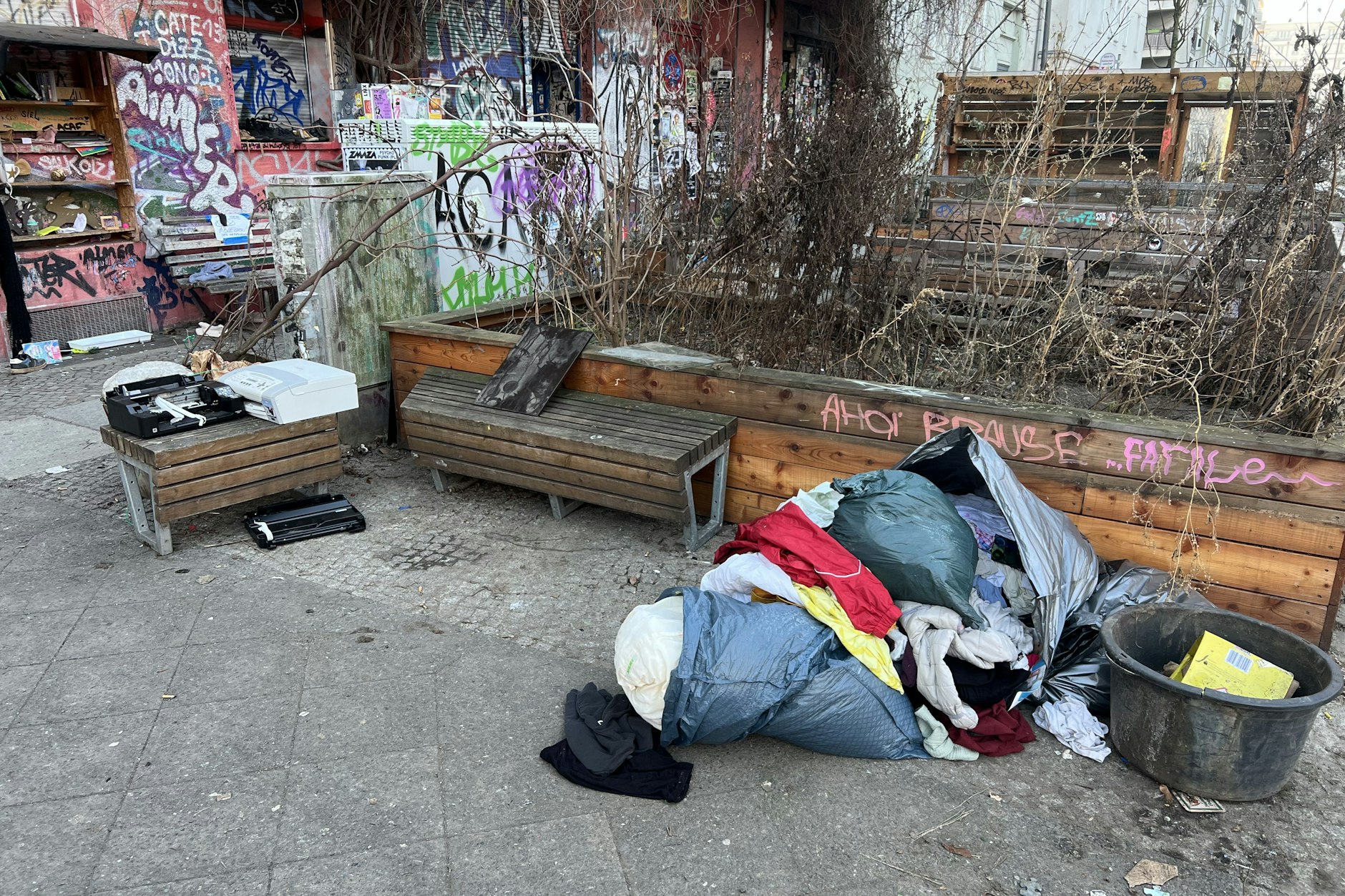 Ein kaputter Drucker und Kleidung wurden einfach abgelegt.