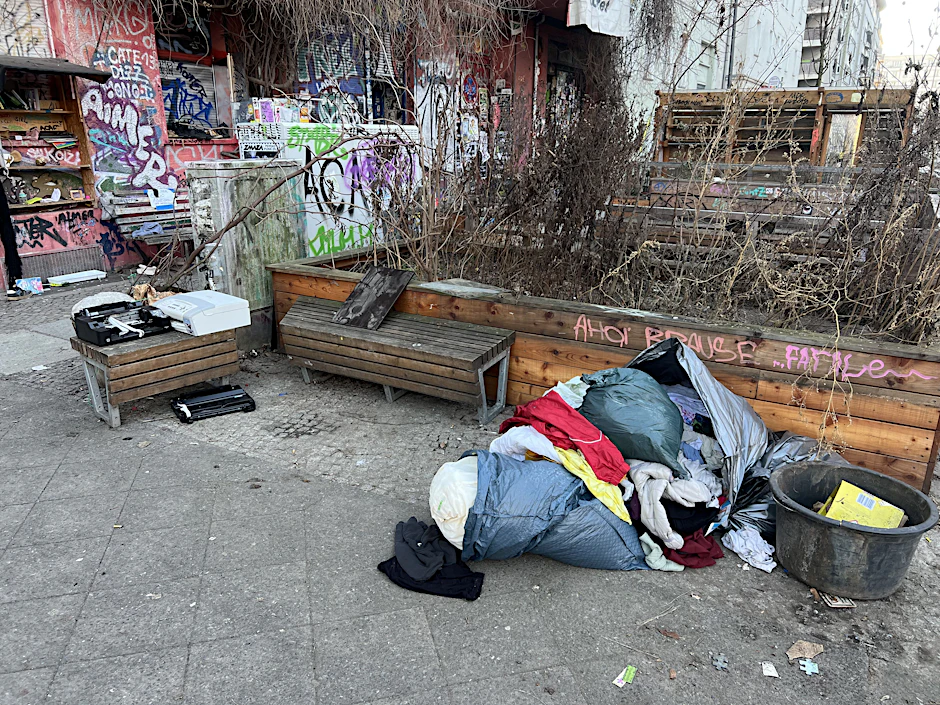 Ein kaputter Drucker und Kleidung wurden einfach abgelegt.