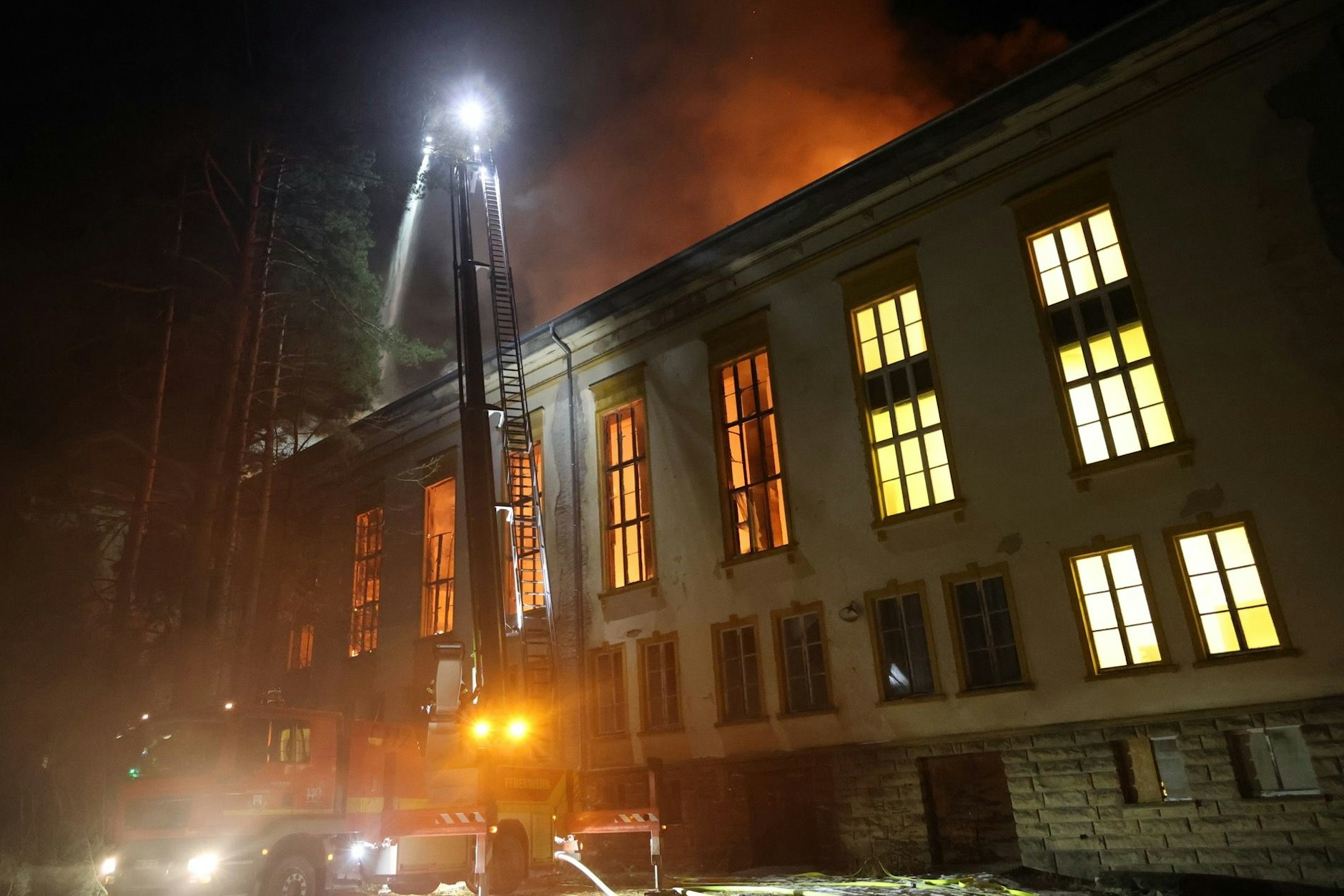 Das Hauptgebäude auf dem Areal am Bogensee in Wandlitz stand lichterloh in Flammen.