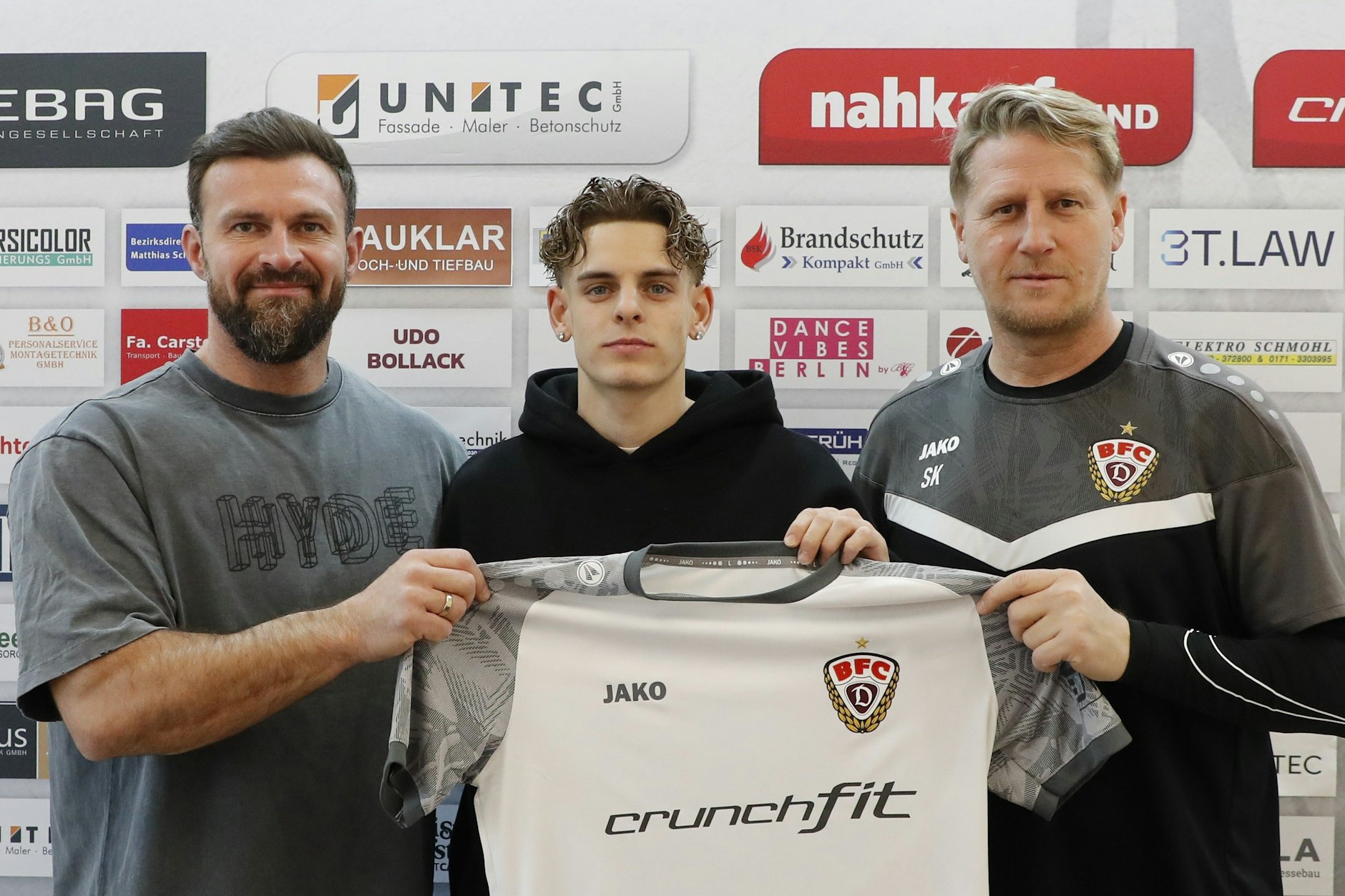 Sport-Geschäftsführer Enis Alushi (l.) und Trainer Sven Körner (r.) nehmen Neuzugang Kevin Lebersorger stolz in die Mitte.