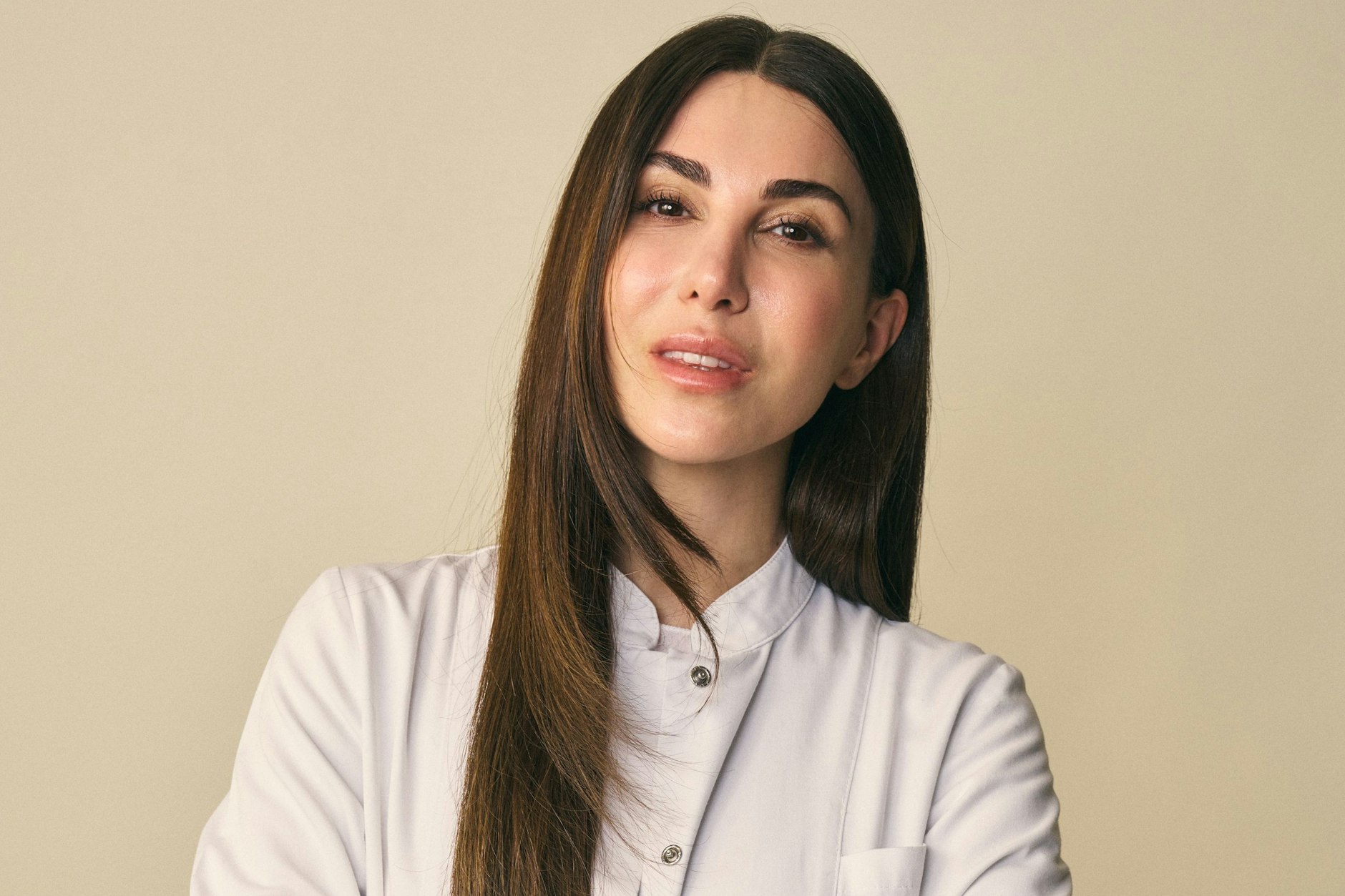 Dr. Emi Arpa ist die Expertin für Hautgesundheit.