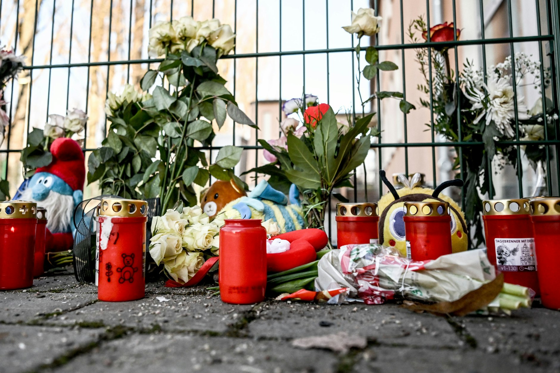 Kerzen, Blumen und Plüschtiere sind vor der Kita in Niederschöneweide niedergelegt, in der am Montag ein Junge bei einem Unfall ums Leben gekommen war.