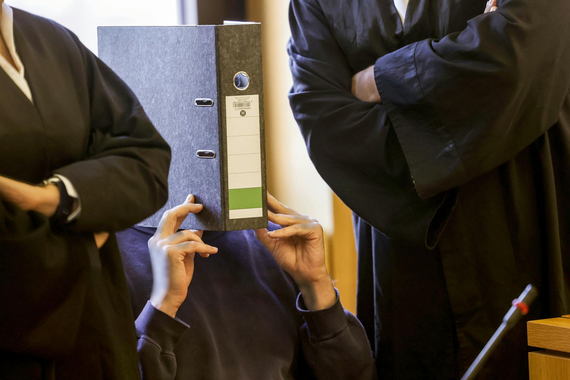 Ein ehemaliger Pfleger wird verdächtigt, weitere 100 Menschen ermordet zu haben.