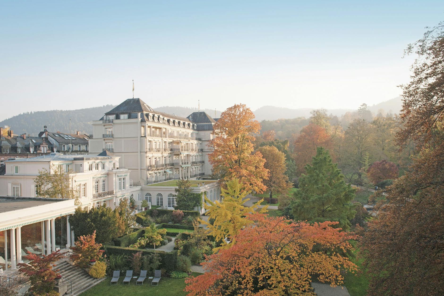 Eingebettet in die Grünanlagen des Park-Hotels Brenners: das Luxus-Spa der Villa Stéphanie