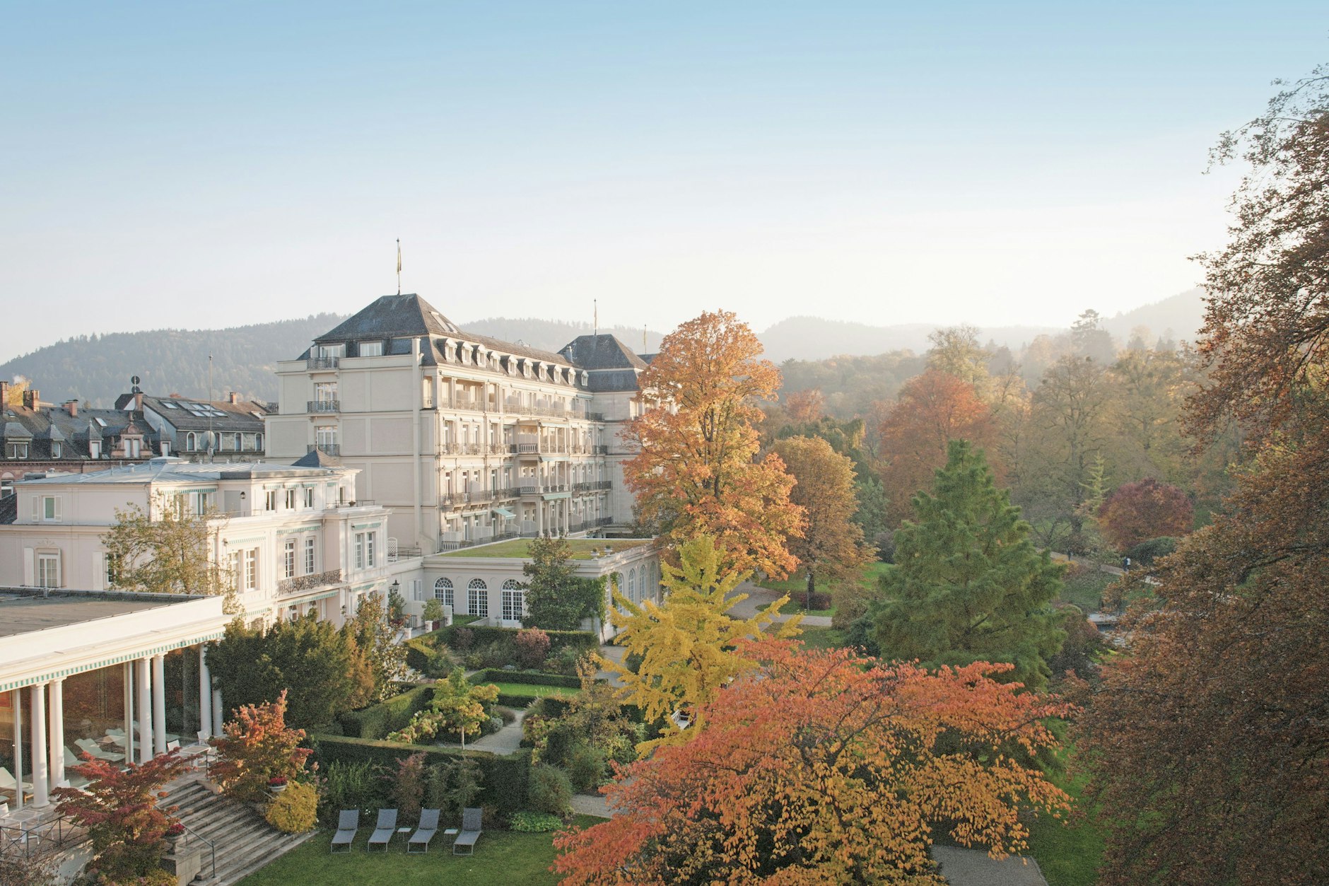 Eingebettet in die Grünanlagen des Park-Hotels Brenners: das Luxus-Spa der Villa Stéphanie