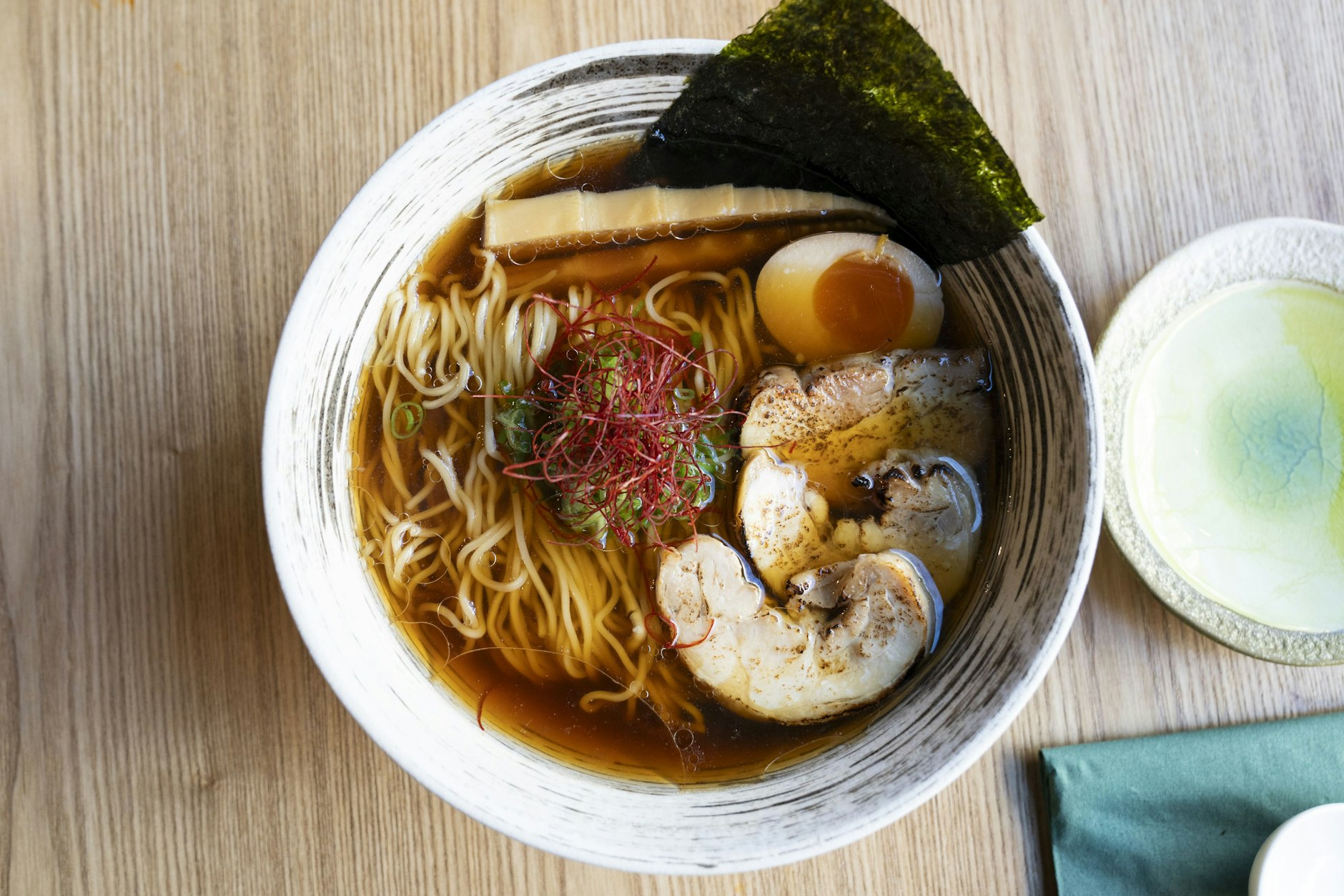 Tradition aus Tokio: klassische Shoyu Ramen mit Chashu-Huhn