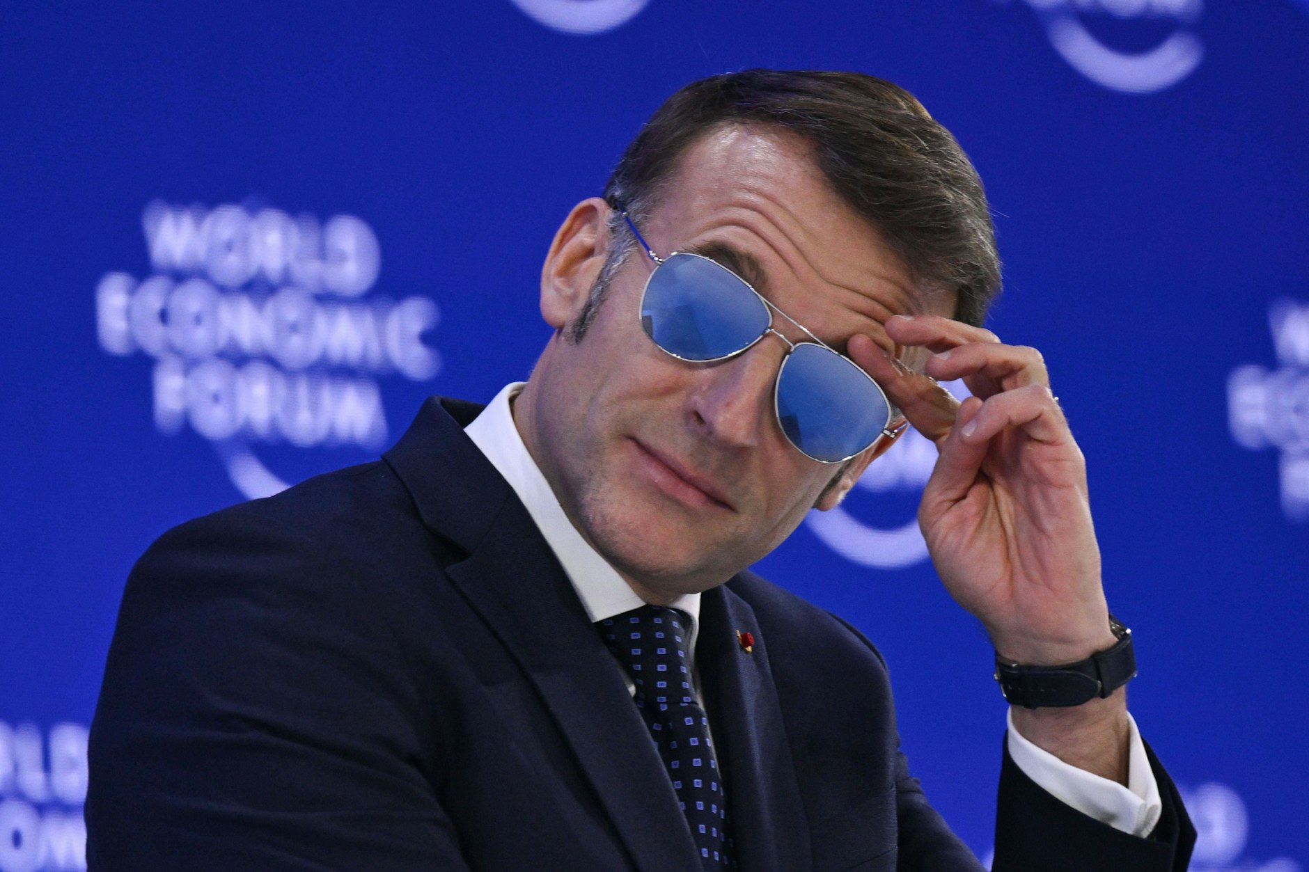 Ungewohnter Look: In Davos trug Frankreichs Präsident Emmanuel Macron eine Sonnenbrille.