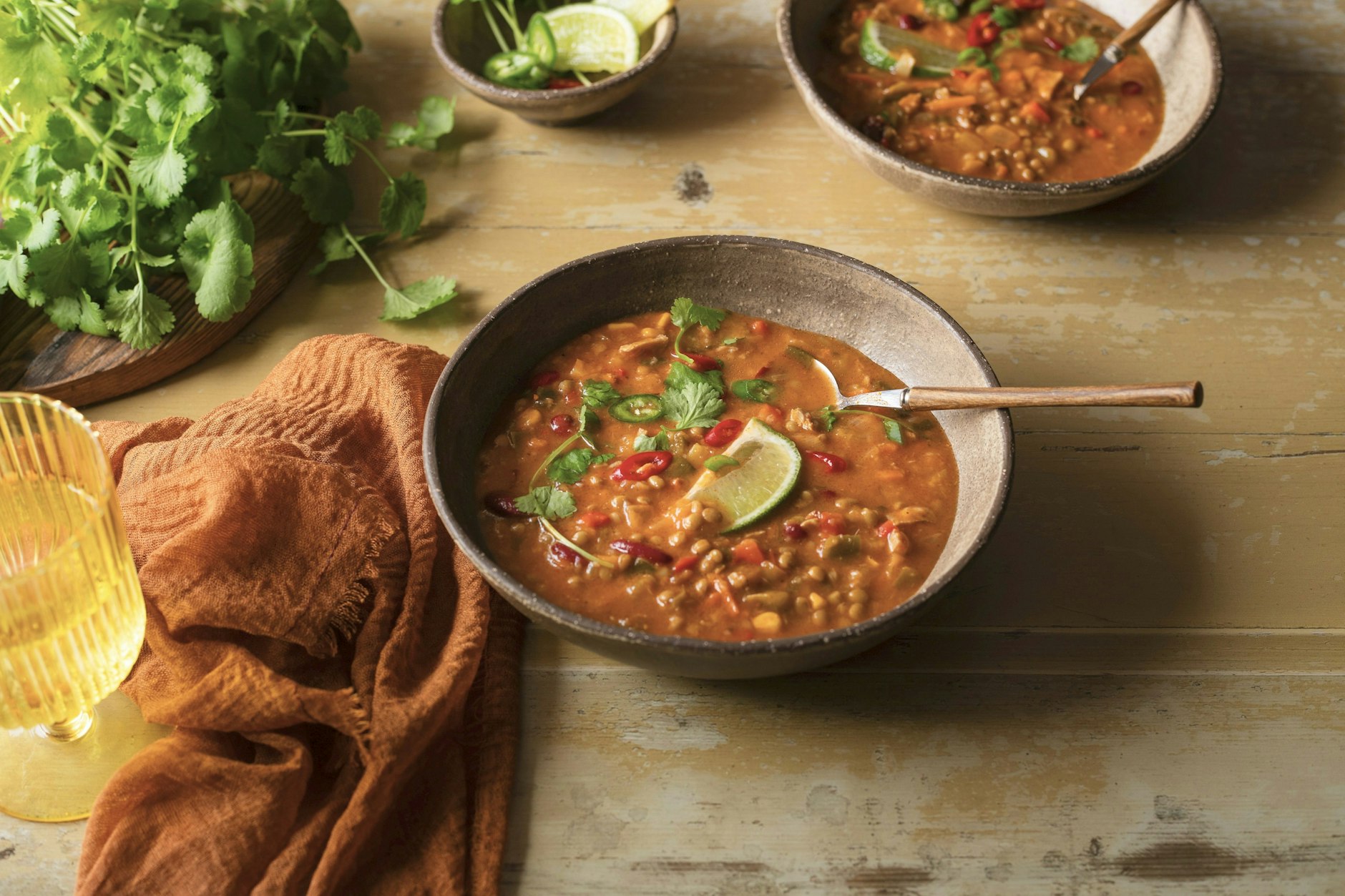 Liefert pflanzliche Proteine und Ballaststoffe, die lange sättigen: eine Linsen-Gemüse-Tajine