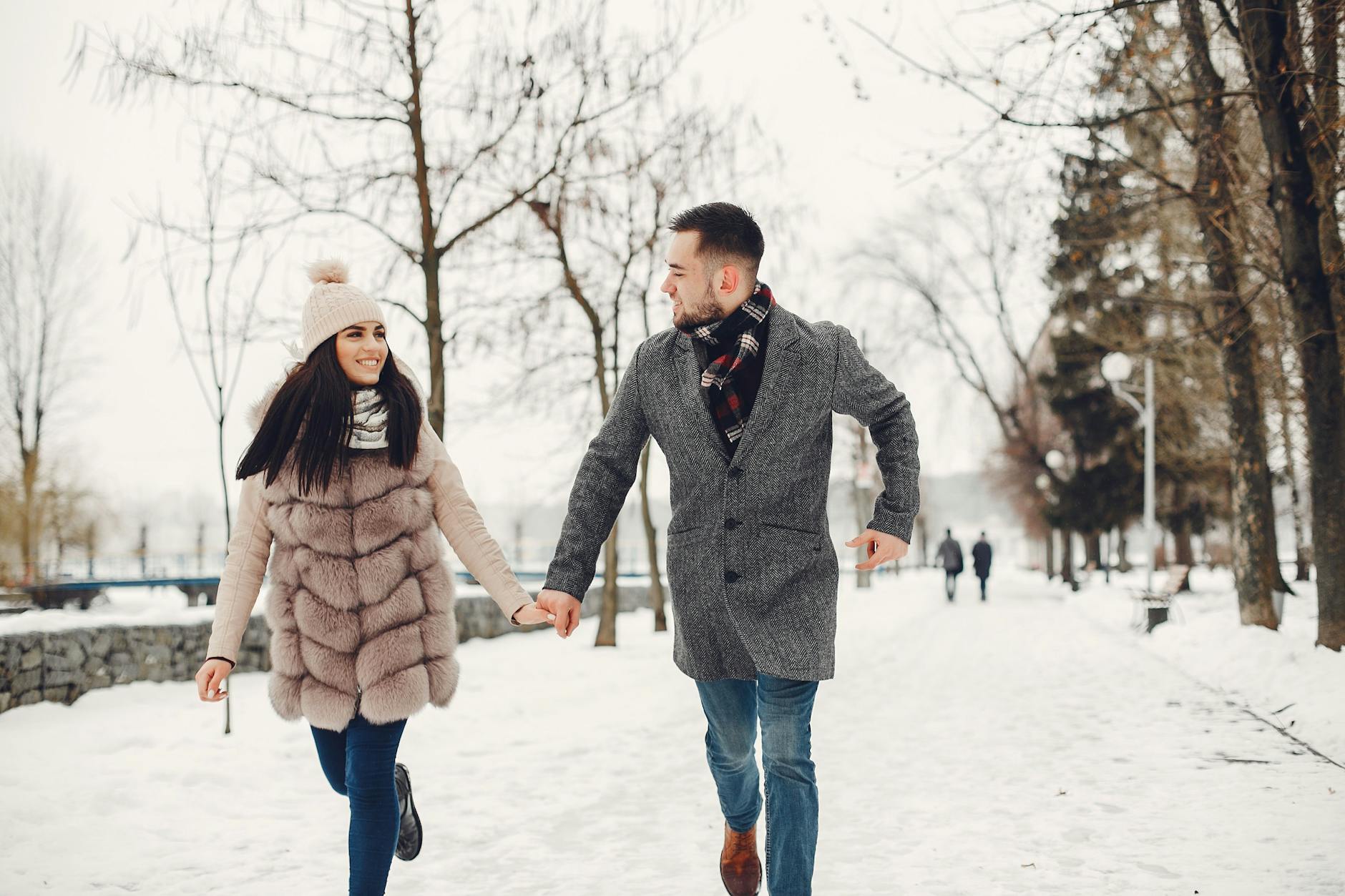 Wer genau hinhört, spürt heute laut Horoskop, wie sich die Weichen des Schicksals stellen.