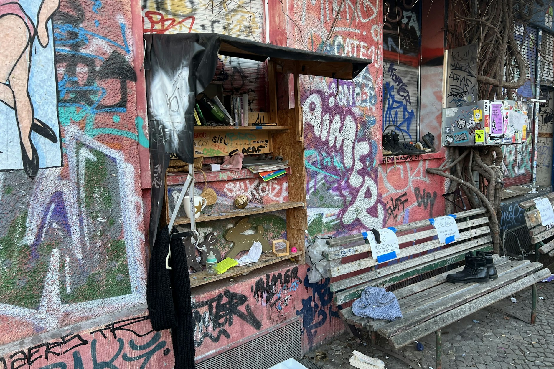 Die Tauschbox befindet sich in einem erbärmlichen Zustand.