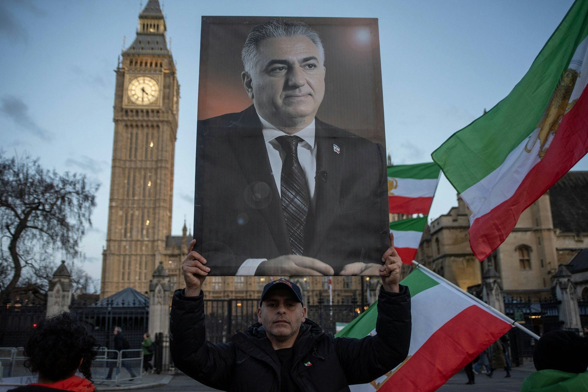 Er wird von vielen Exiliranern als Heilsbringer gefeiert: Reza Pahlavi.