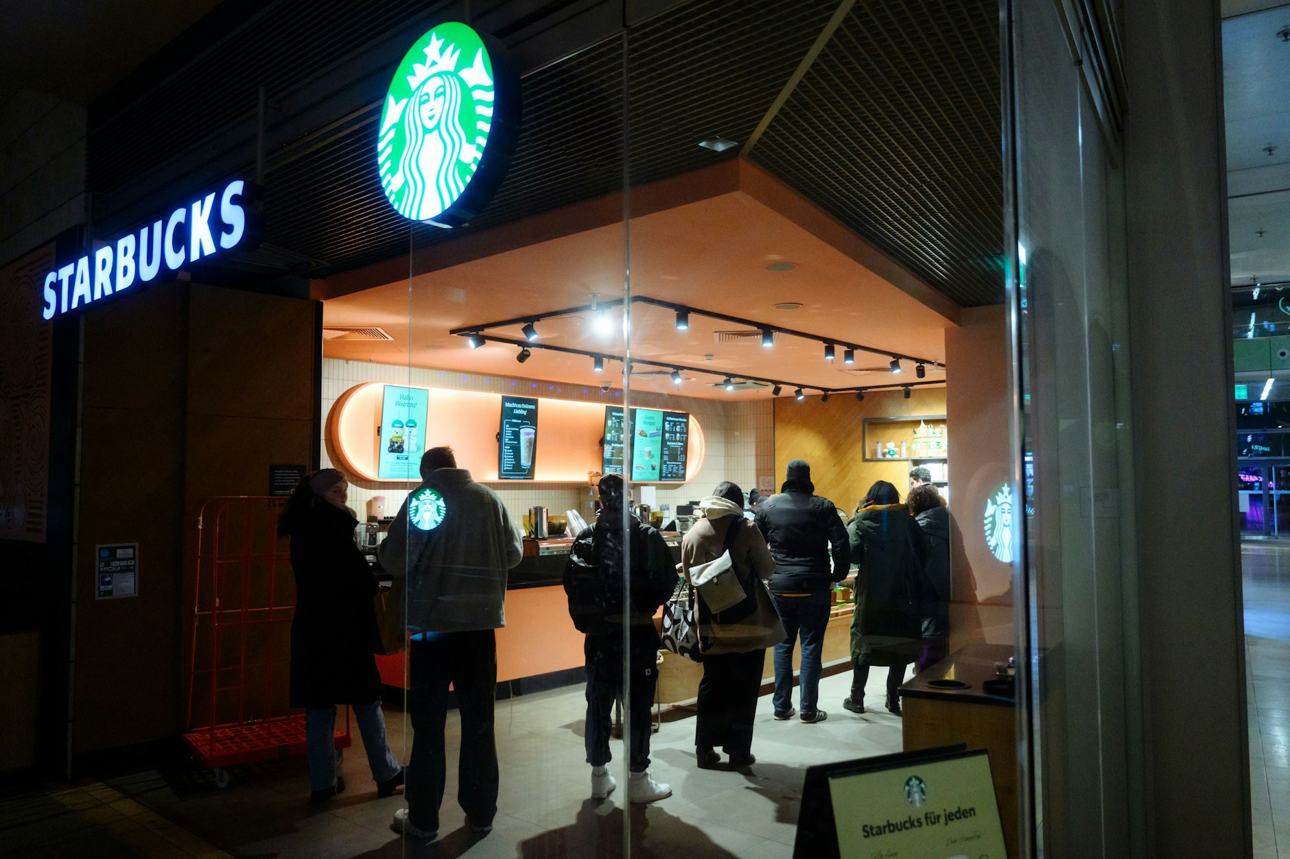 Bärenjäger stehen deutschlandweit Schlange vor den Starbucks-Filialen.