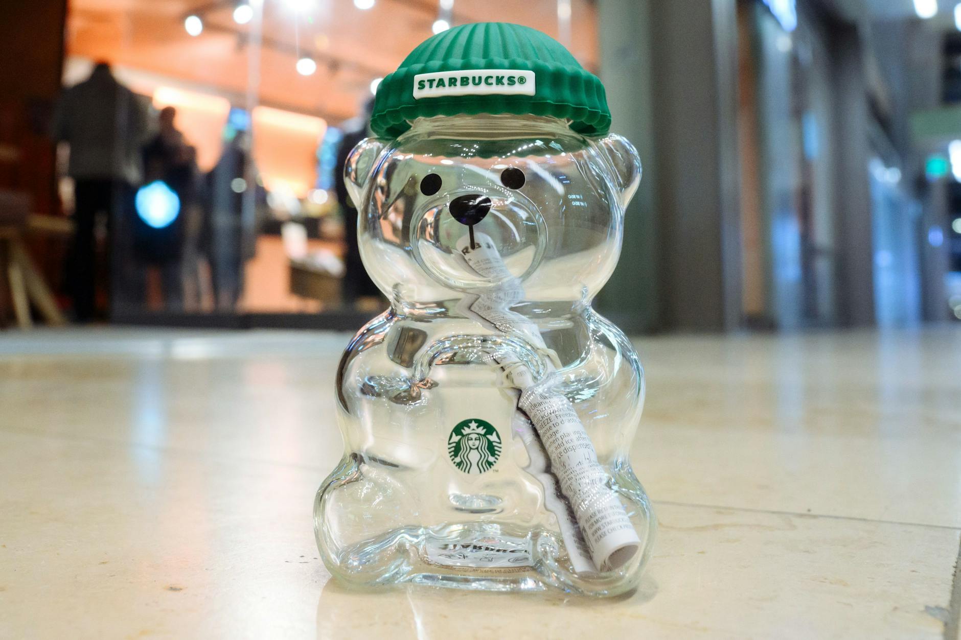 Alle wollen ihn: der limitierte „Bearista Cup“-Trinkbecher der Kaffeekette Starbucks.