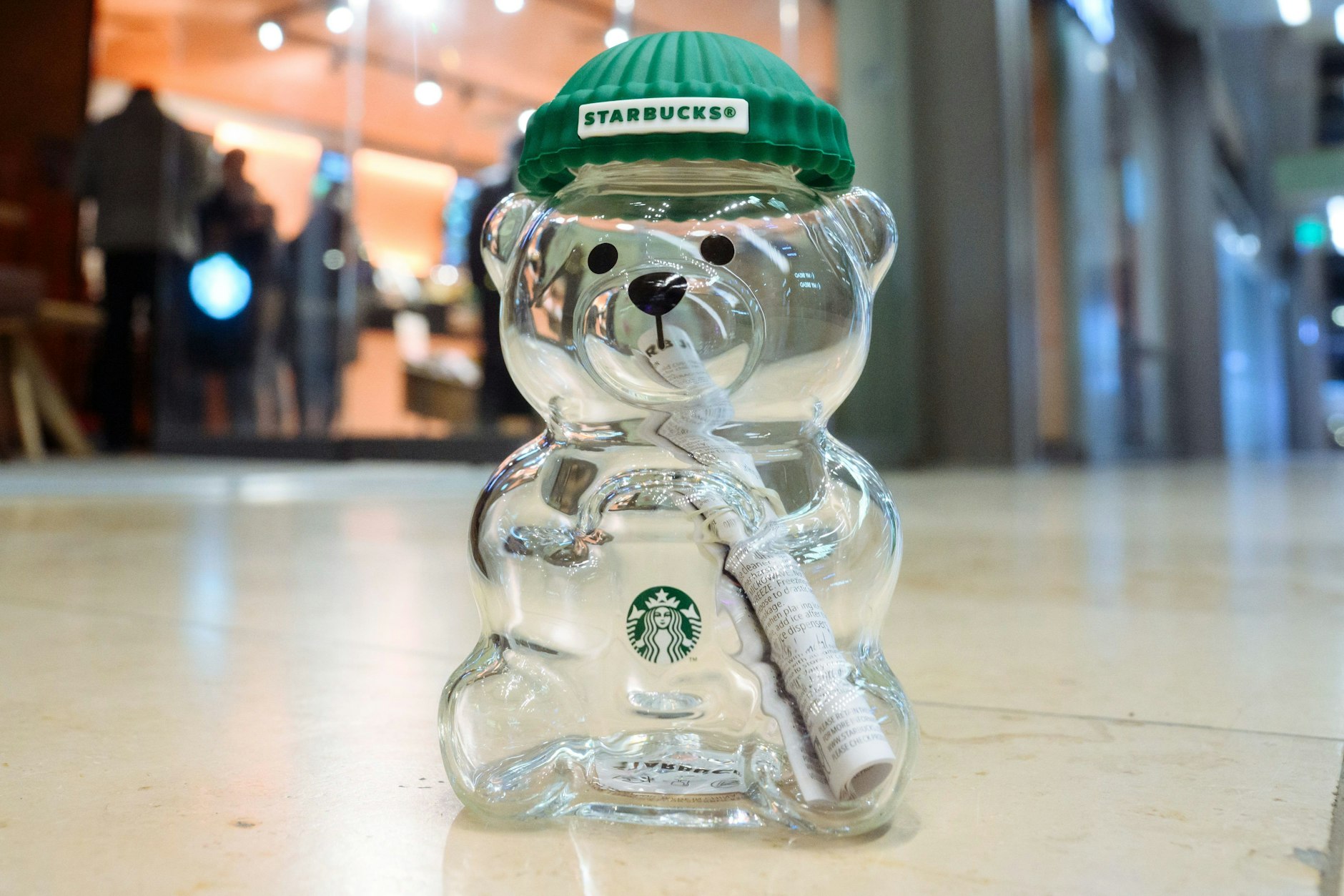 Alle wollen ihn: der limitierte „Bearista Cup“-Trinkbecher der Kaffeekette Starbucks.