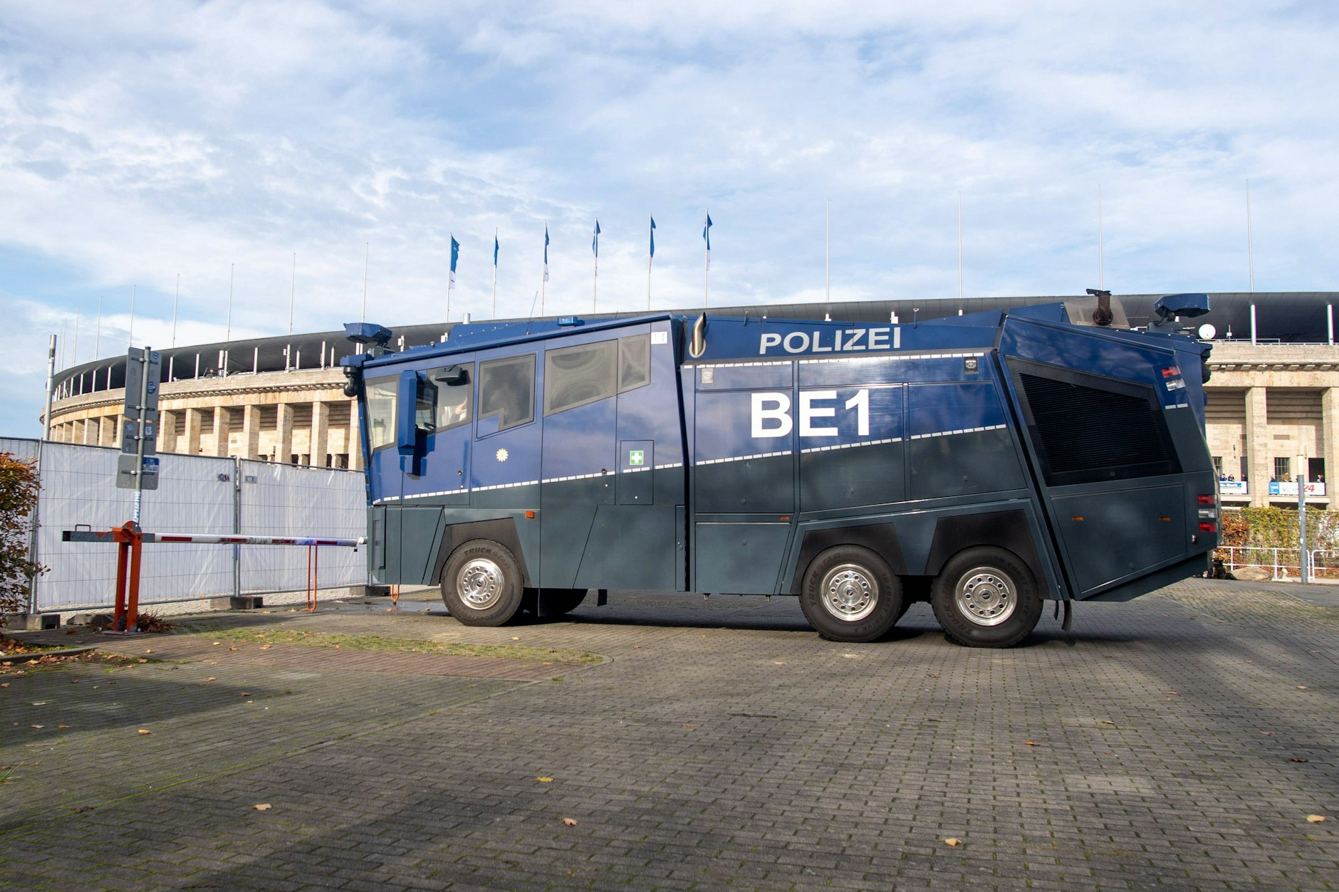 Beim Herthas Heimspiel gegen Dynamo Dresden fuhr die Polizei Wasserwerfer auf.