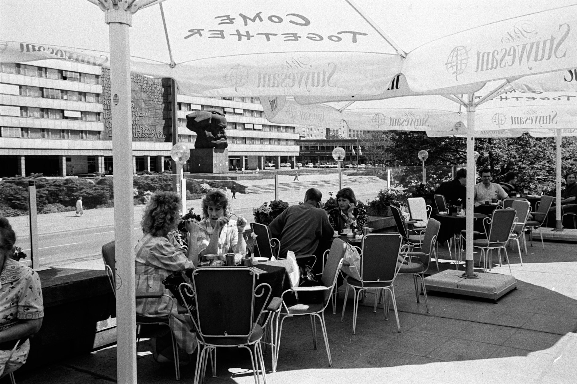 Im Interhotel Kongreß gab es auch ein auch ein Terassencafé. hier ein Foto von 1990.
