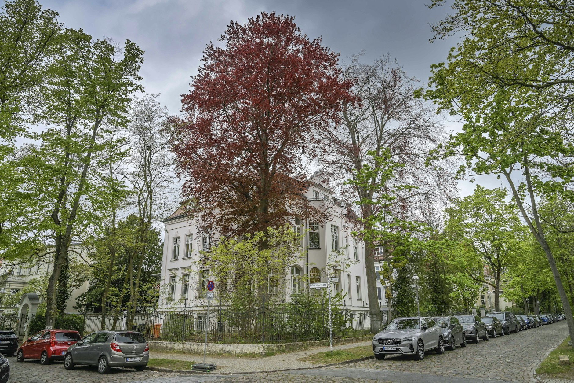 Das alte „Pop Inn“ steht mitten in einem Wohngebiet auf der Ahornstraße in Zehlendorf. Die Anwohner haben sich damals über das Etablissement beschwert.