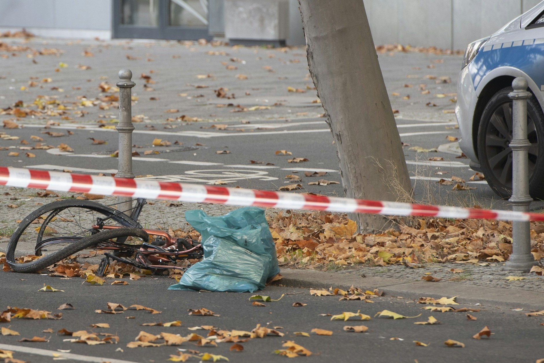 Ein verunglücktes Fahrrad an einer Unfallstelle. Immer mehr Radunfälle passieren unter Alkoholeinfluss. (Symbolbild)