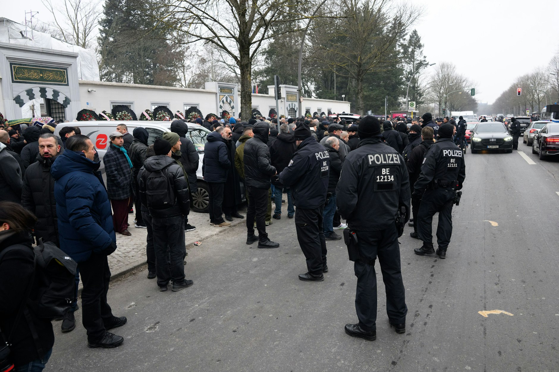 Zahlreiche Besucher kommen aus der Neuköllner Sehitlik-Moschee. Die Beerdigung im Clanmilieu wird von der Berliner Polizei mit einem größeren Aufgebot begleitet.