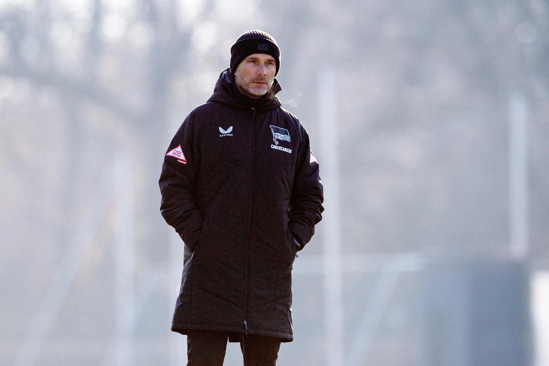 Hertha-Trainer Stefan Leitl steht auch in der Kälte seinen Mann.