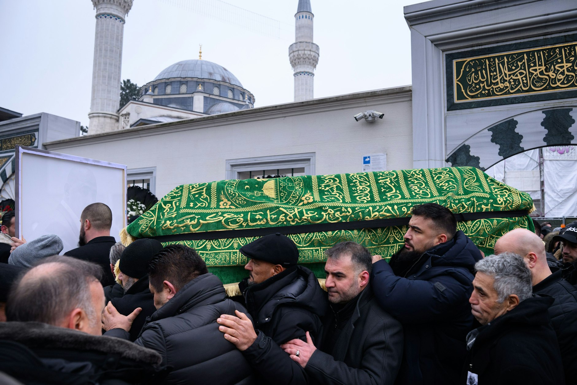 Der Sarg wird nach dem Trauergebet vor der Beerdigung aus der Neuköllner Sehitlik-Moschee getragen.