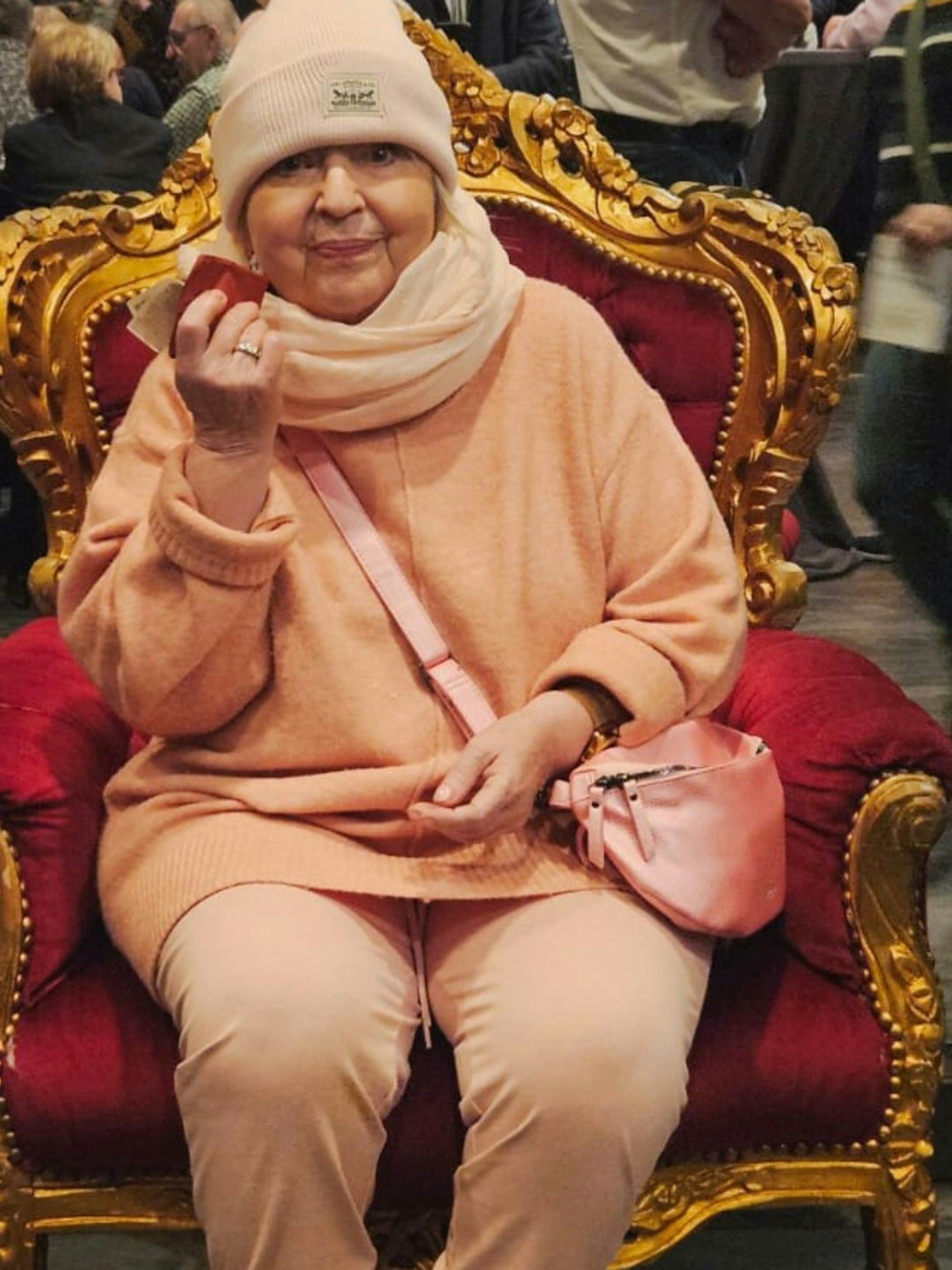 Angelika Mann bei der Premiere von „Weiße Zeiten“ in Dresden im Noember. Sie sollte eigentlich auf der Bühne der Comödie Dresden sein.