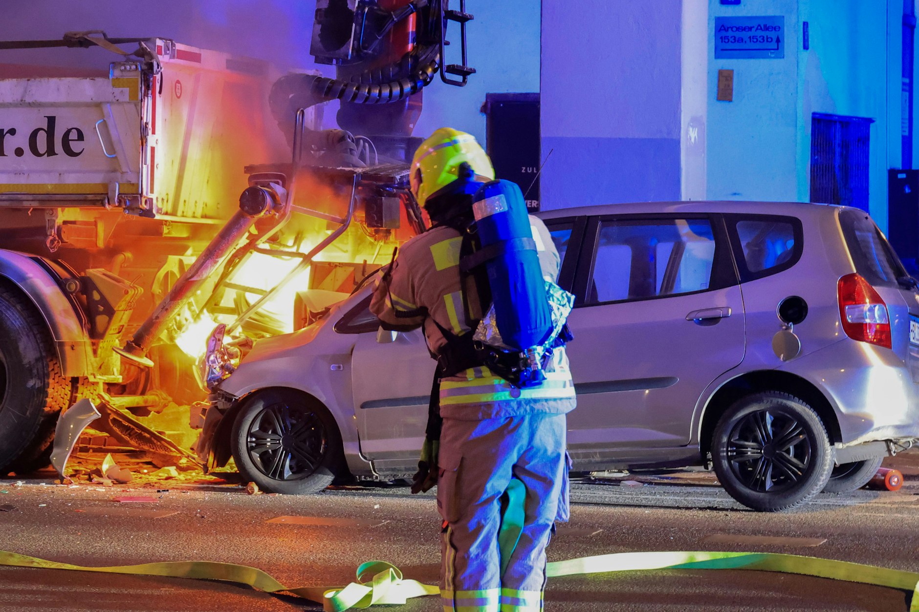 Der silberne Honda ging nach dem Aufprall in Flammen auf. 