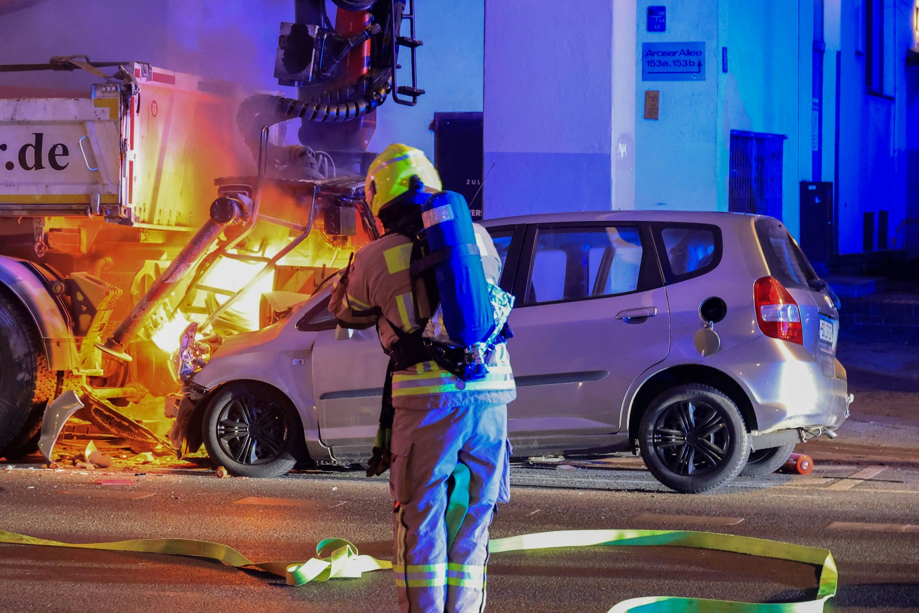 Der silberne Honda ging nach dem Aufprall in Flammen auf. 