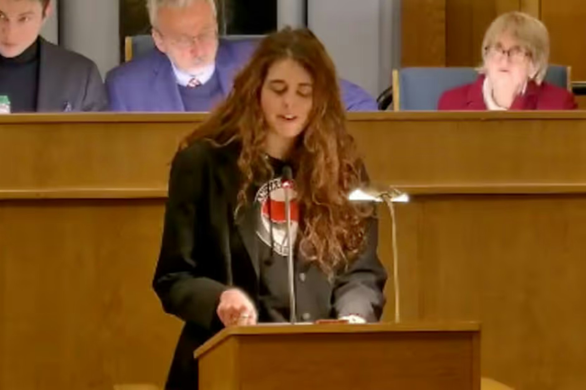 Mit diesem Auftritt erhitzt sie die Gemüter: Ellinor Trenczek trat bei der Bezirksverordnetenversammlung (BVV) im Rathaus Zehlendorf mit einem Antifa-Shirt auf.