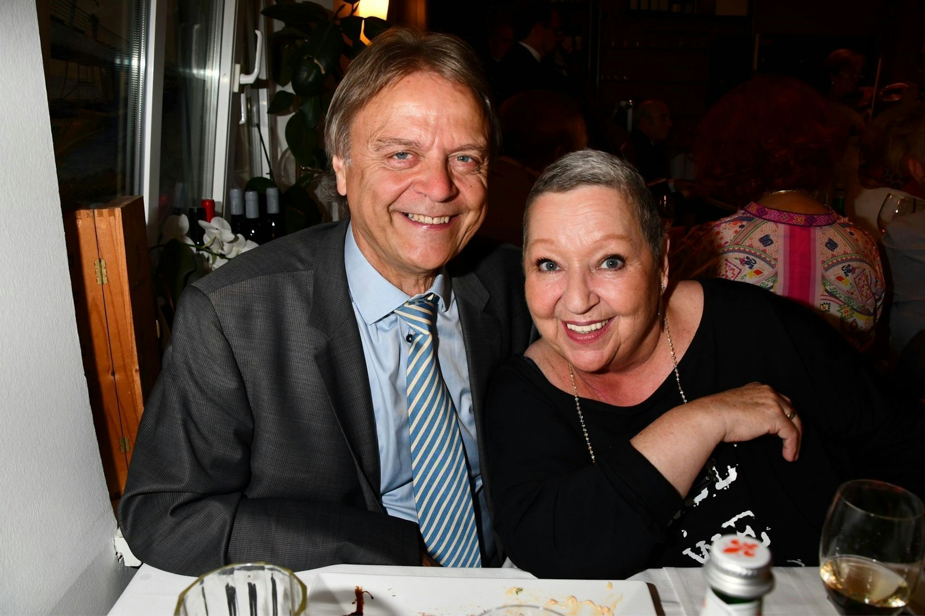 Schauspielerin Angelika Mann mit Ehemann Ralph Rasch nach ihrer Chemo wegen Brustkrebs im Jahr 2022.