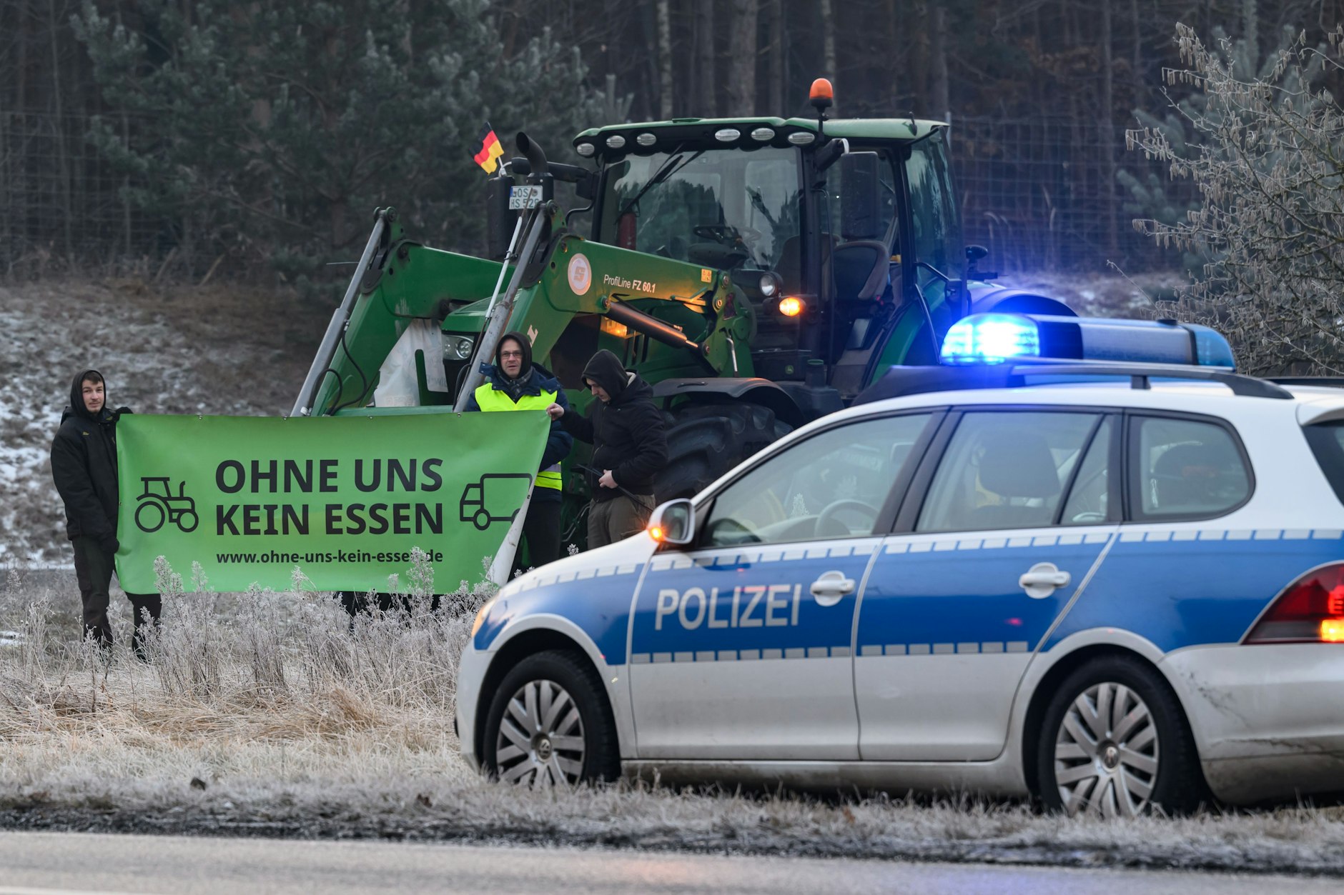 Landwirte stehen am frühen Morgen neben der Auffahrt auf die Autobahn A10, dem östlichen Berliner Ring, und protestieren gegen das Mercosur-Abkommen der Europäischen Union mit mehreren Staaten Lateinamerikas.