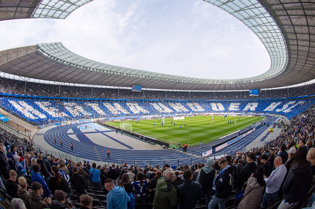 Hertha-Fans-und-Polizei-gegen-den-KSC-fing-der-Zoff-an