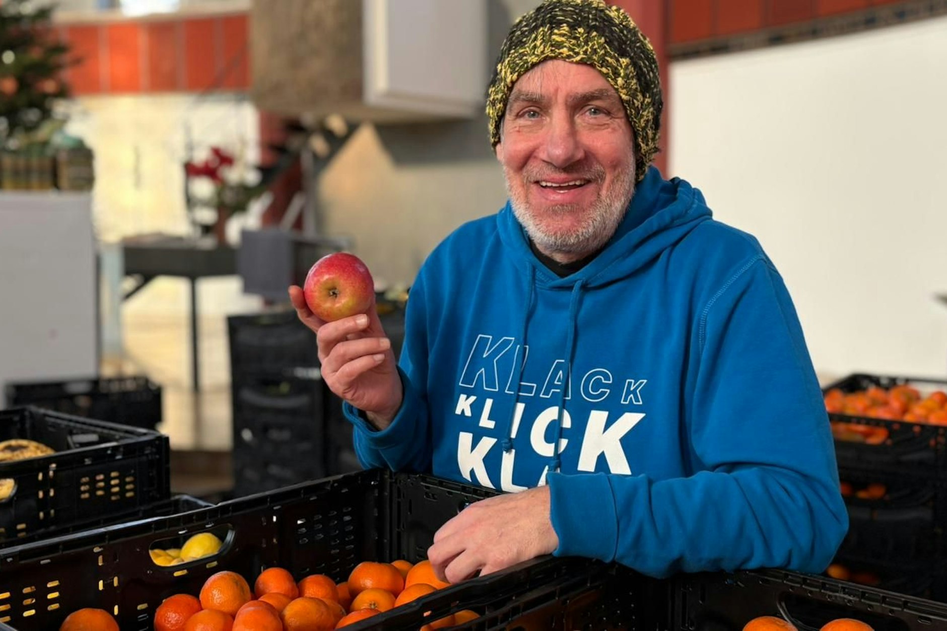 Detlef Trützschler verteilt bei der Tafel in Tempelhof Lebensmittel an bedürftige Menschen.