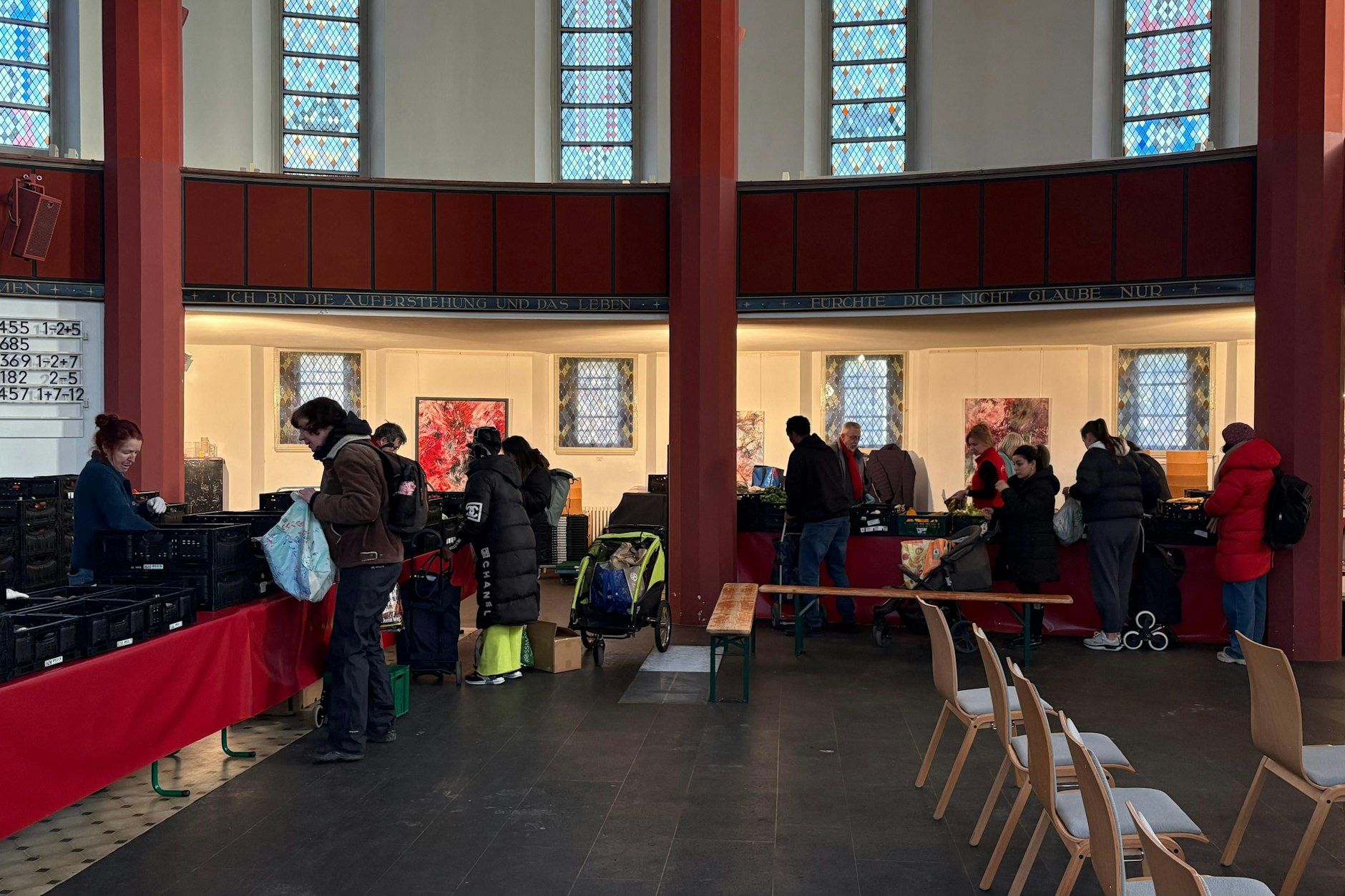 In der Evangelischen Paulus-Kirchengemeinde Tempelhof können Bedürftige sich etwas Essen und Trinken nehmen.