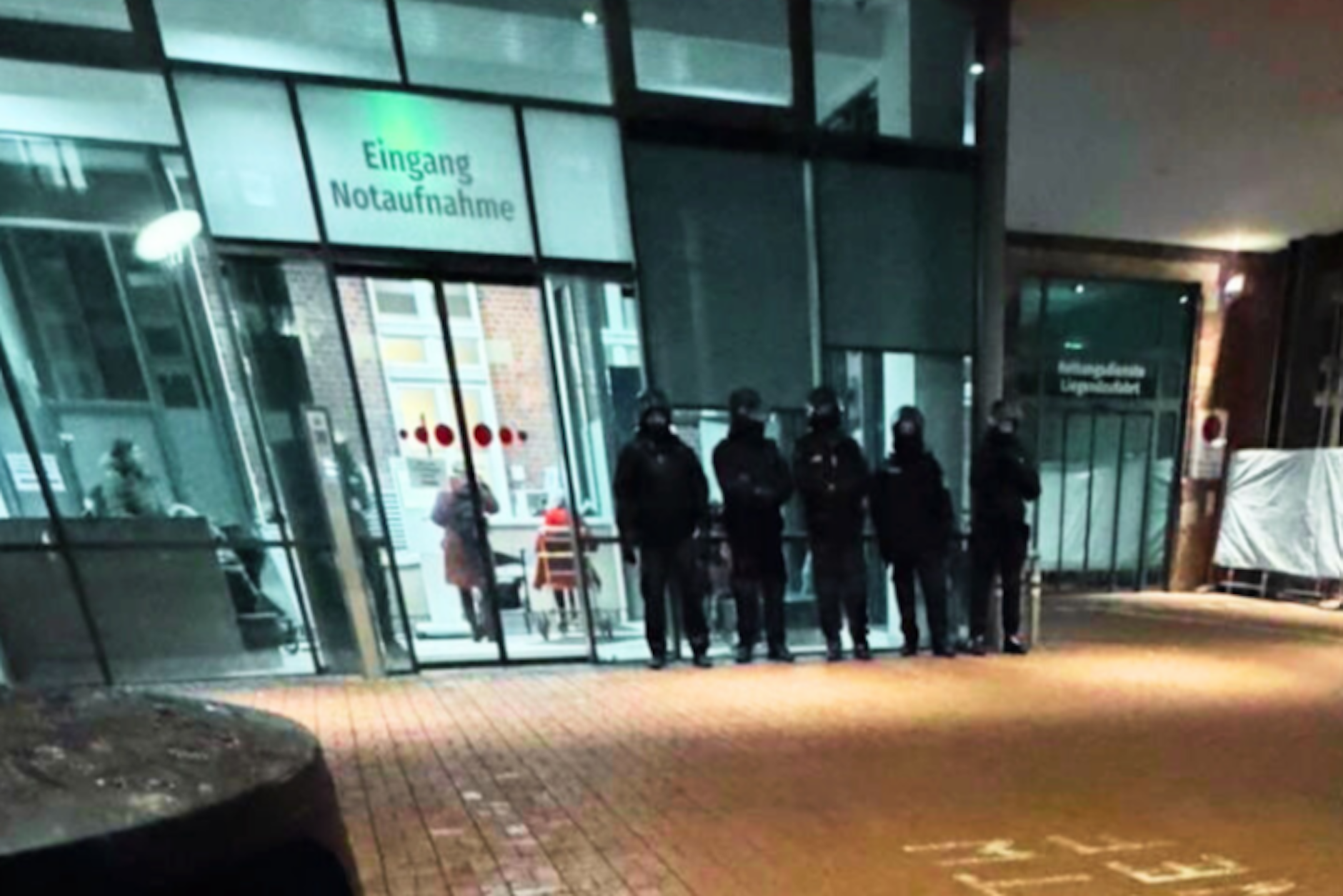 Fünf Polizisten bewachten die Notaufnahme, auf der verletzte Hertha-Fans behandelt wurden.