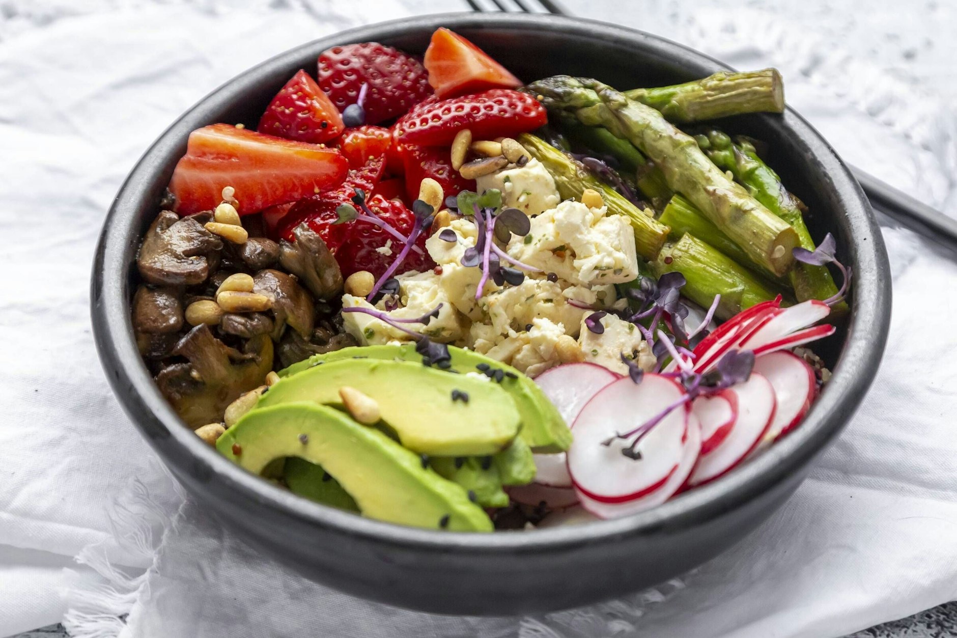 Feta, Pilze, Radieschen: Was der Kühlschrank noch an Resten hergibt, wird zerschnippelt zur Bowl, einer vollständigen Mahlzeit.