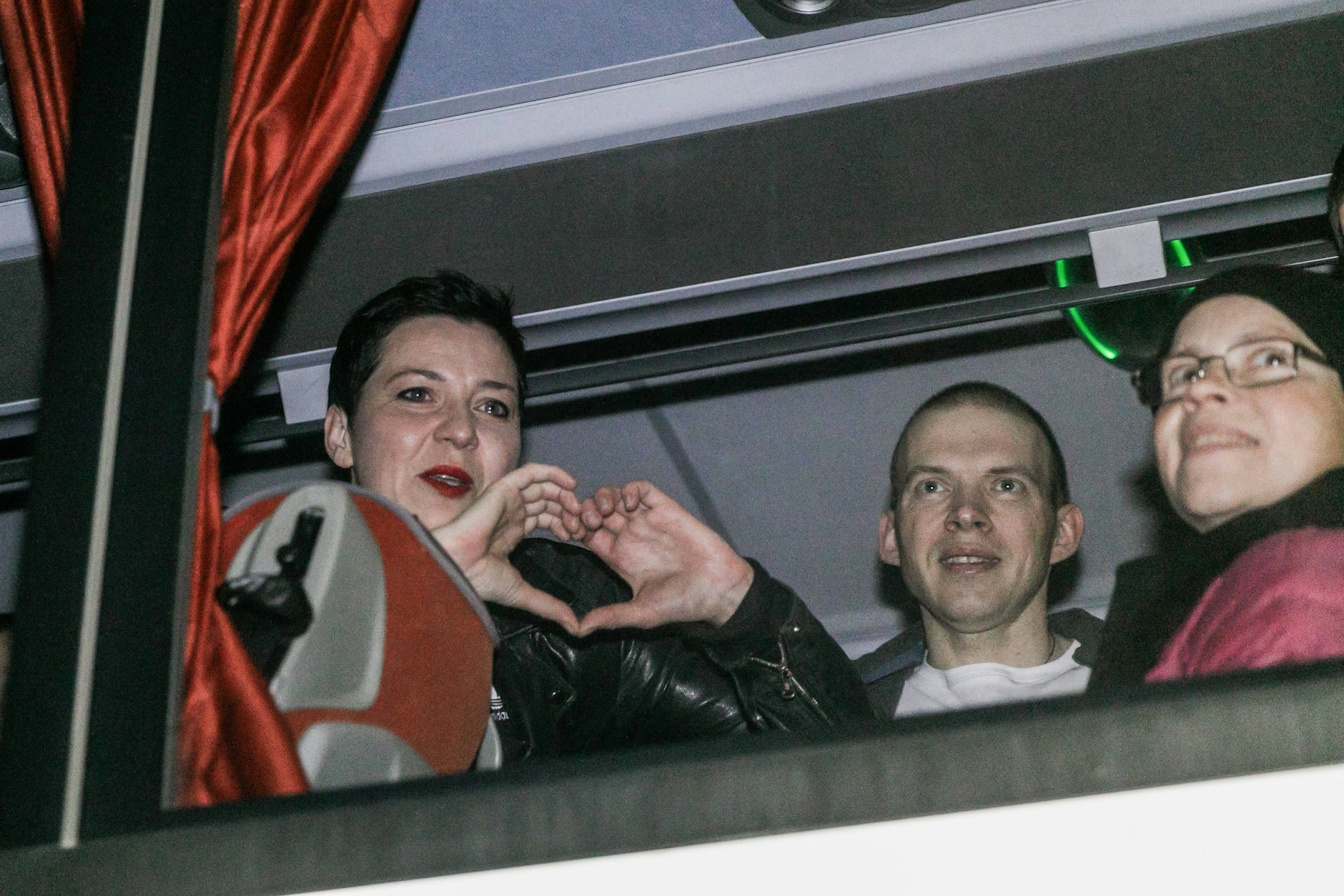 Kolesnikowa, kurz bevor sie aus einem Bus in die Freiheit steigt. Nach Jahren im Gefängnis fordert sie nun einen anderen Umgang mit Lukaschenko.