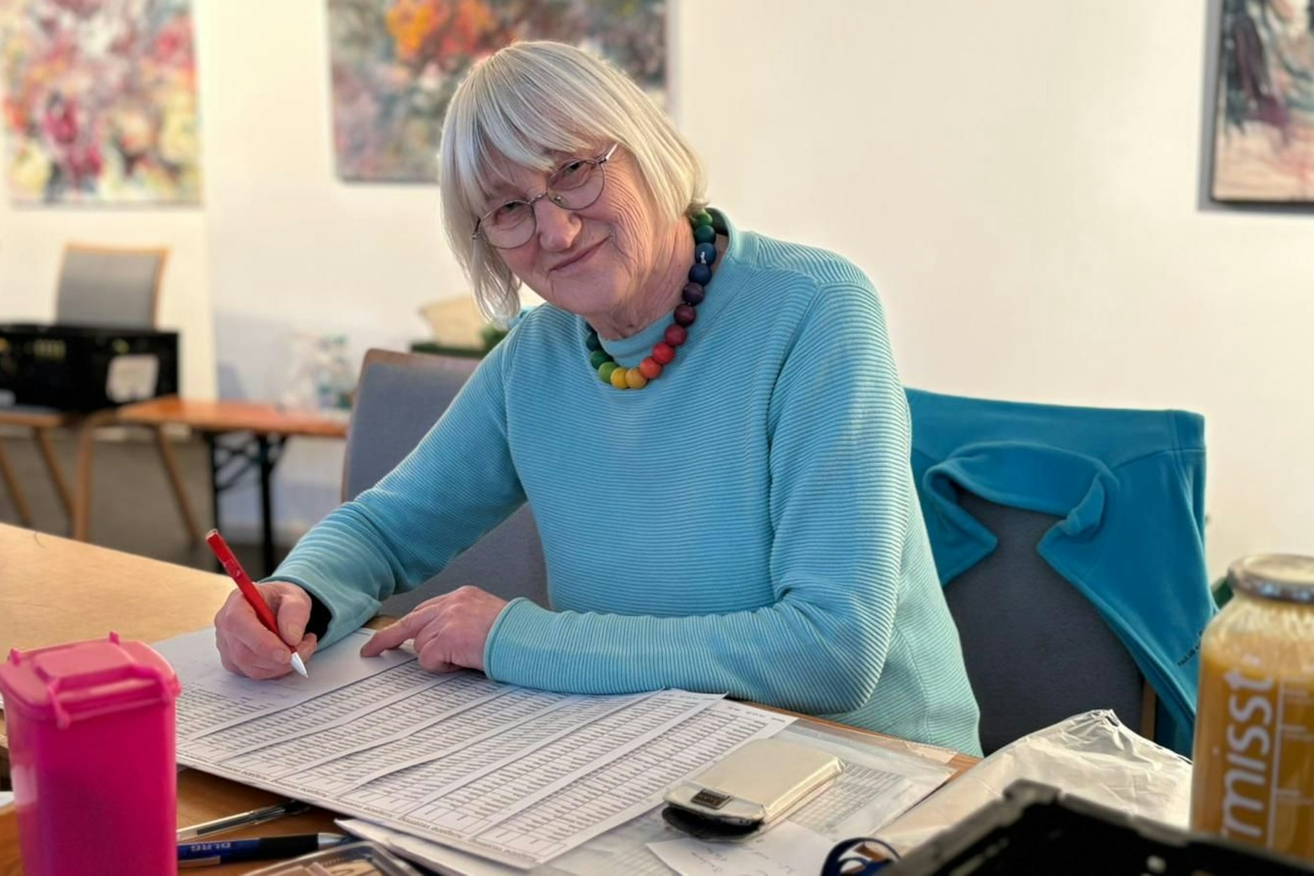 Teamleiterin Lydia Schmuck ist seit 20 Jahren für die Tafel in Tempelhof tätig. Weil der Bedarf so groß ist, hat sie derzeit viel zu tun.