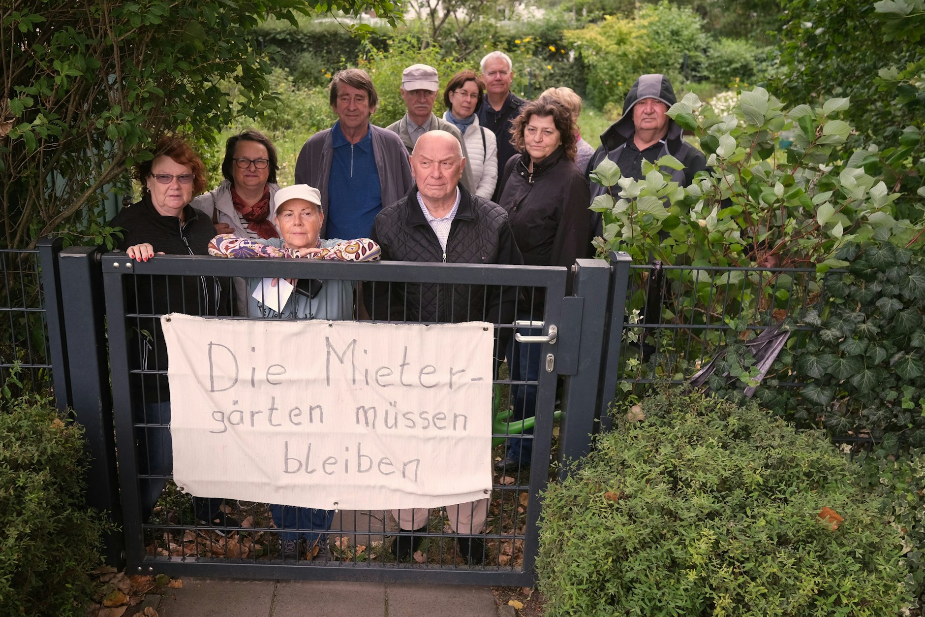 Anwohner kämpfen um den Erhalt ihres grünen Innenhofes. Neue Wohnblöcke sind auf dem Areal an der Joachimsthaler Straße geplant. Bäume, ein Spielplatz und ihr Mietergarten sollen dafür weg.