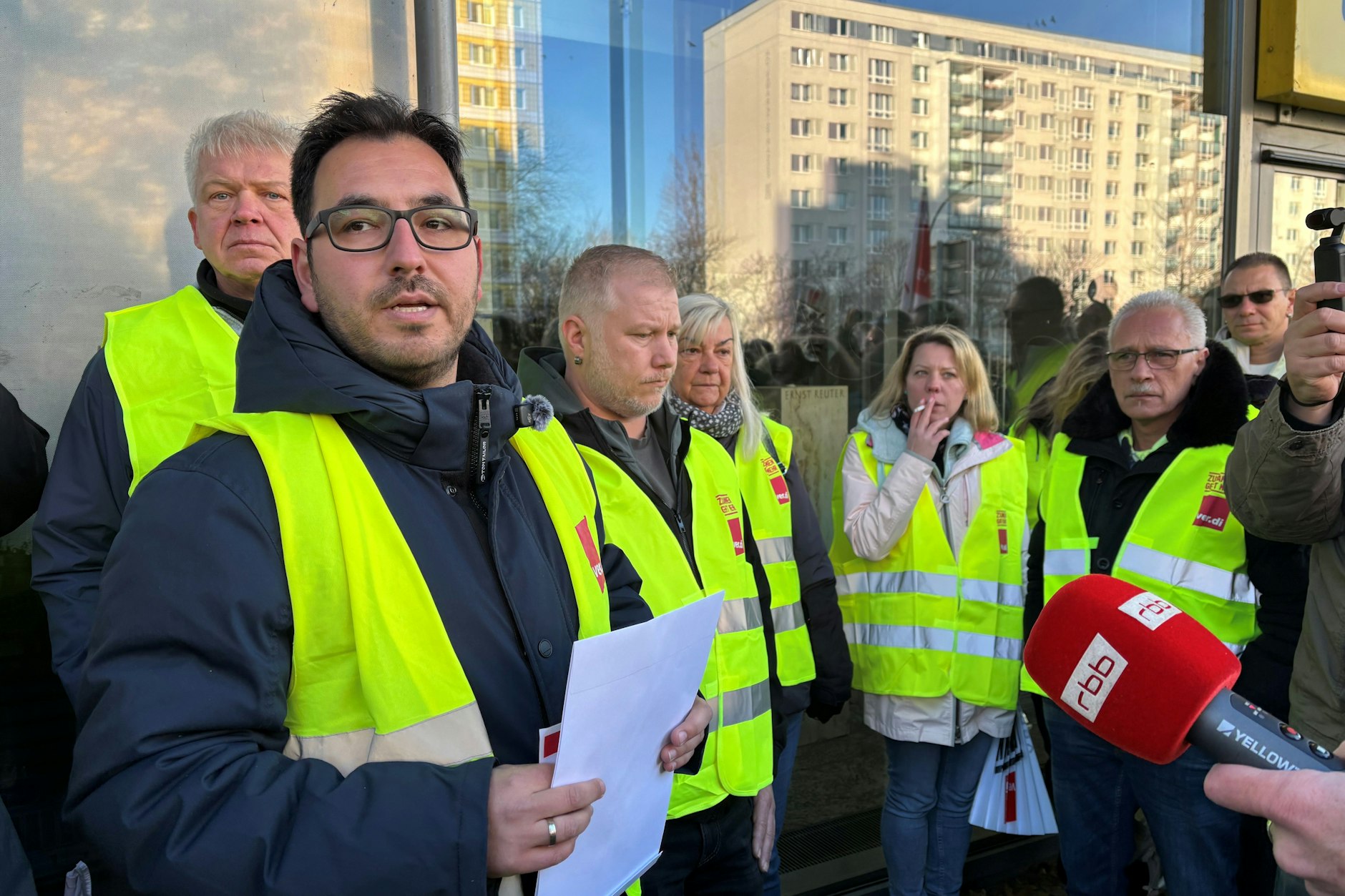 Serat Canyurt (2.v.l.) ist Verdi-Verhandlungsführer. Am 27. November 2025 übergaben seine Mitstreiter und er der BVG die Forderungen der Gewerkschaft. Nun verlangen sie eine Reaktion.