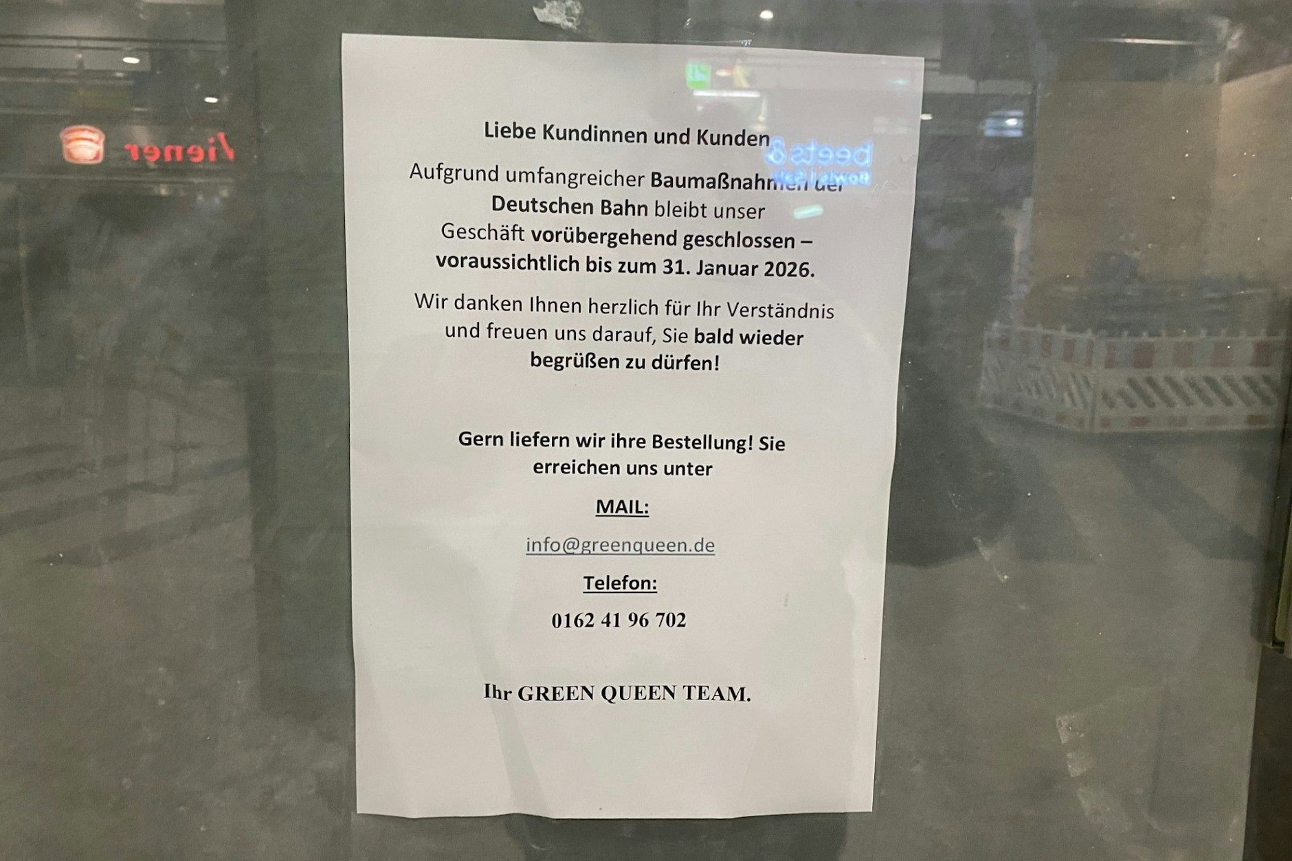 Diese Zettel hängen an den Geschäfte im S-Bahnhof Friedrichstaße. 