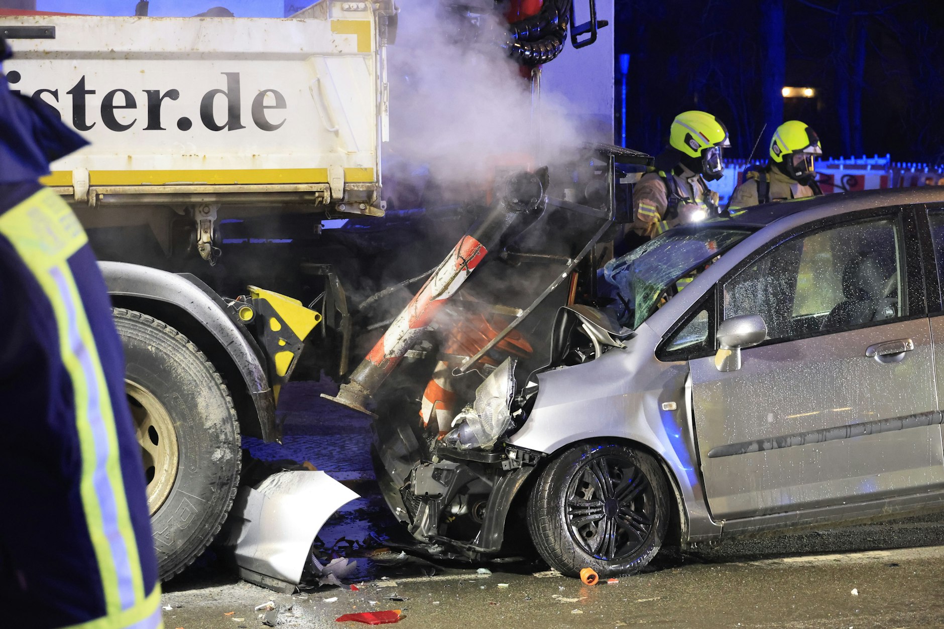 Der silberne Honda klemmt nach dem Unfall unter dem Lkw.